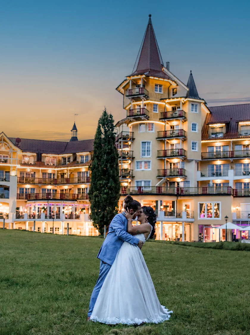 Hochzeitspaar vor beleuchtetem Gebäude
