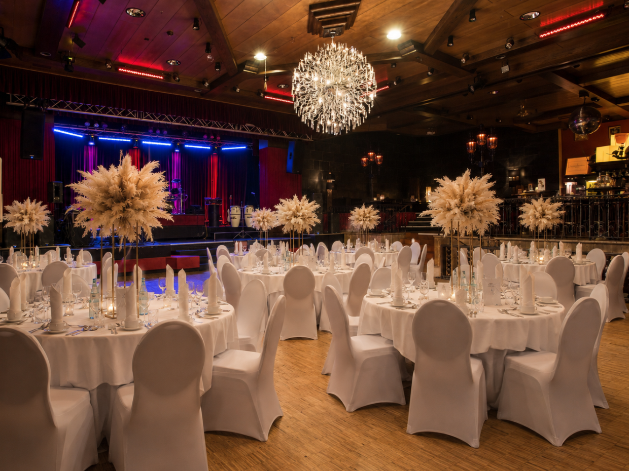 Elegantes Bankettsaal-Setup mit runden Tischen