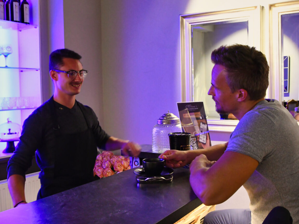 Zwei Männer im Café an der Theke