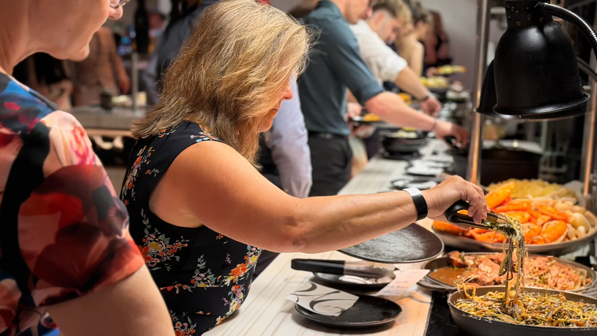Menschen bedienen sich am Buffet
