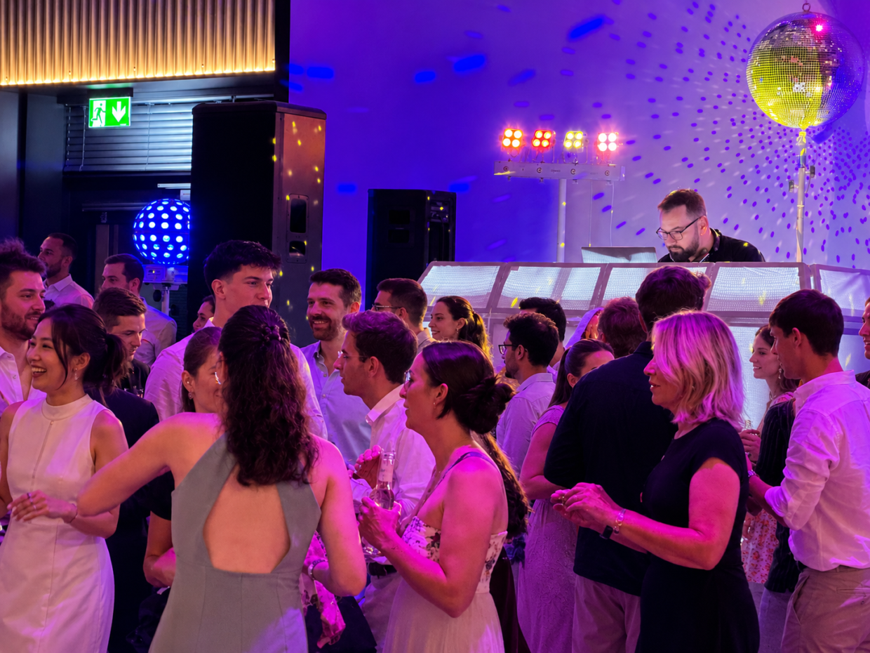 Menschen tanzen auf einer Party mit DJ