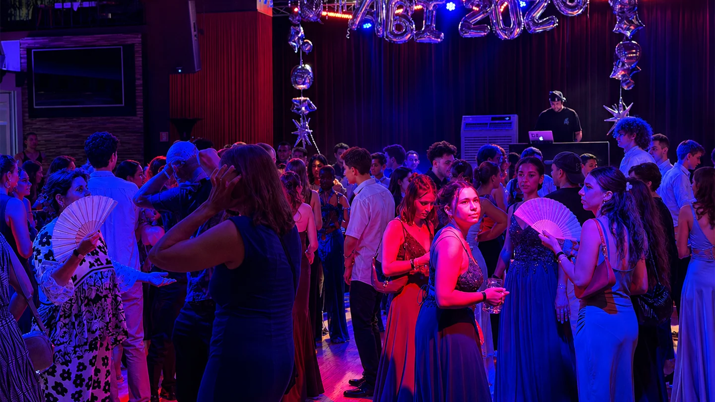 Abschlussball 2026 mit tanzenden Jugendlichen