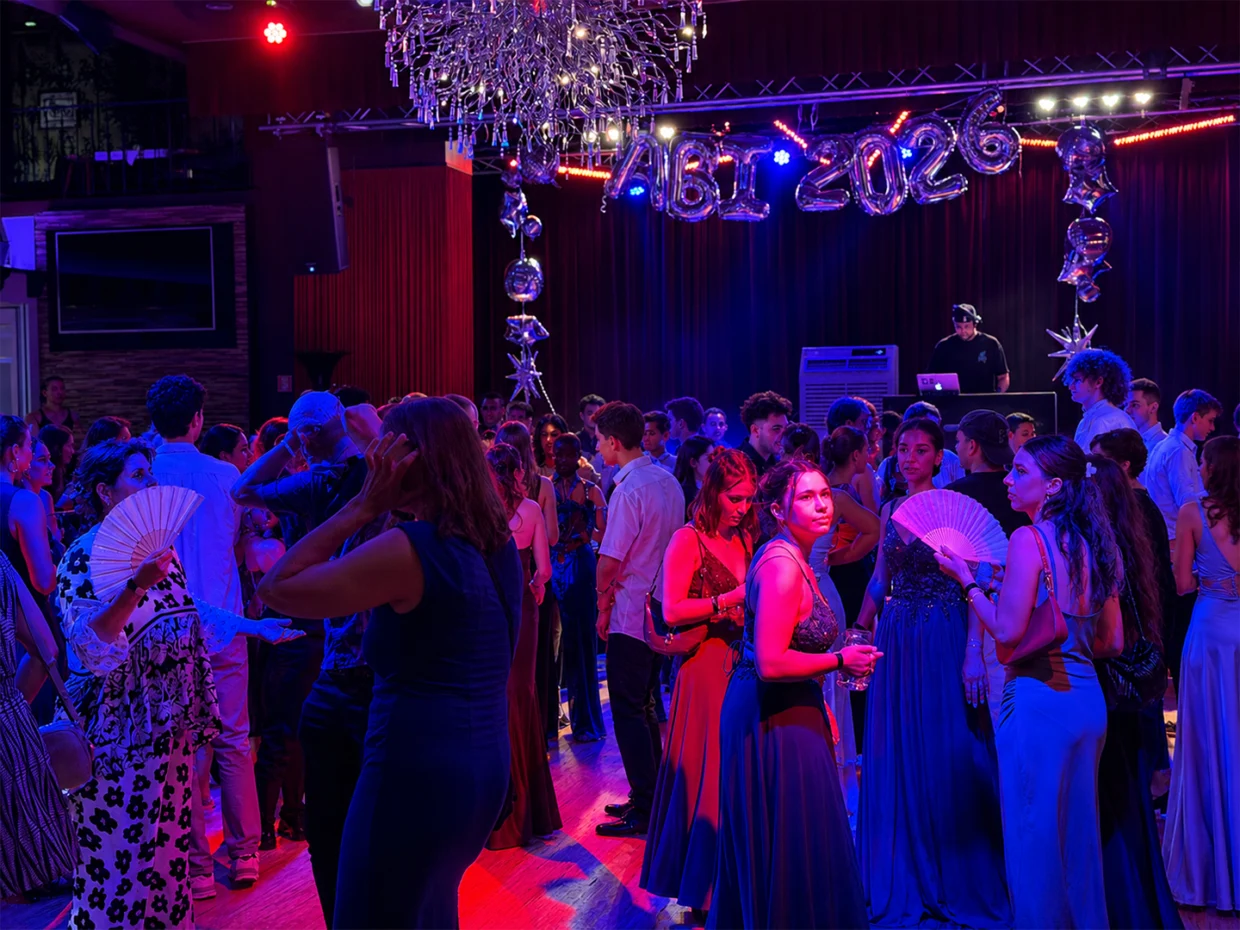 Abschlussparty mit tanzenden Menschen und DJ