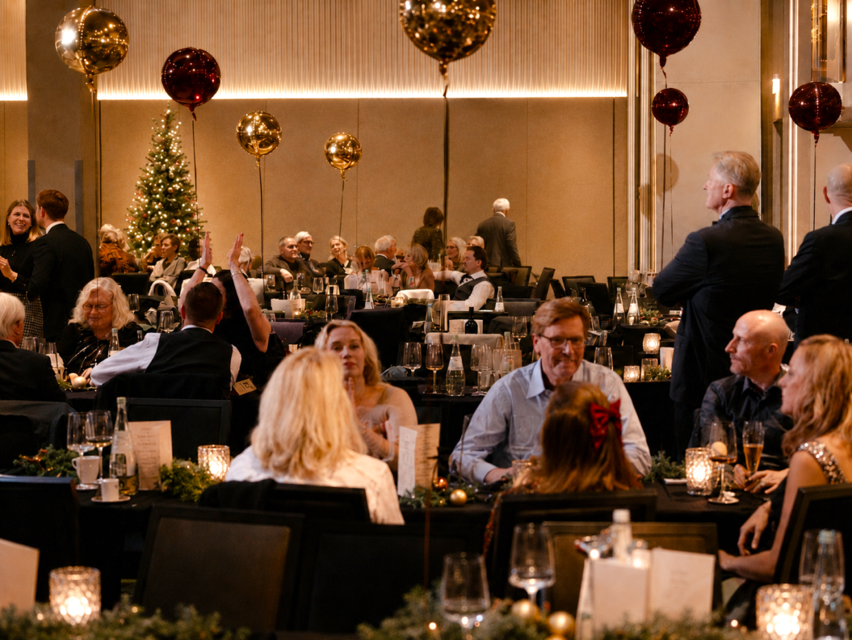 Festliche Weihnachtsparty mit Gästen und Dekoration