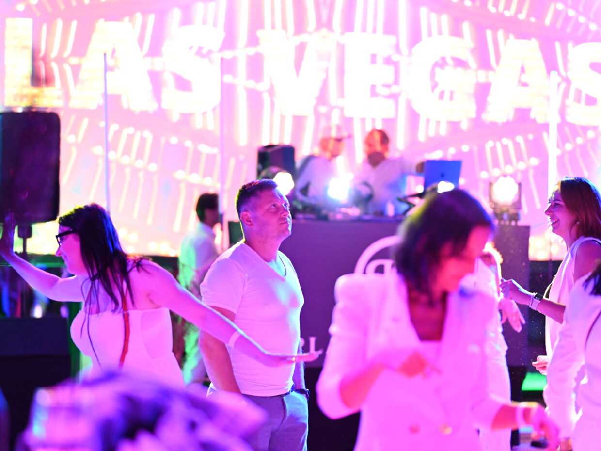 Menschen tanzen auf einer Party in Las Vegas