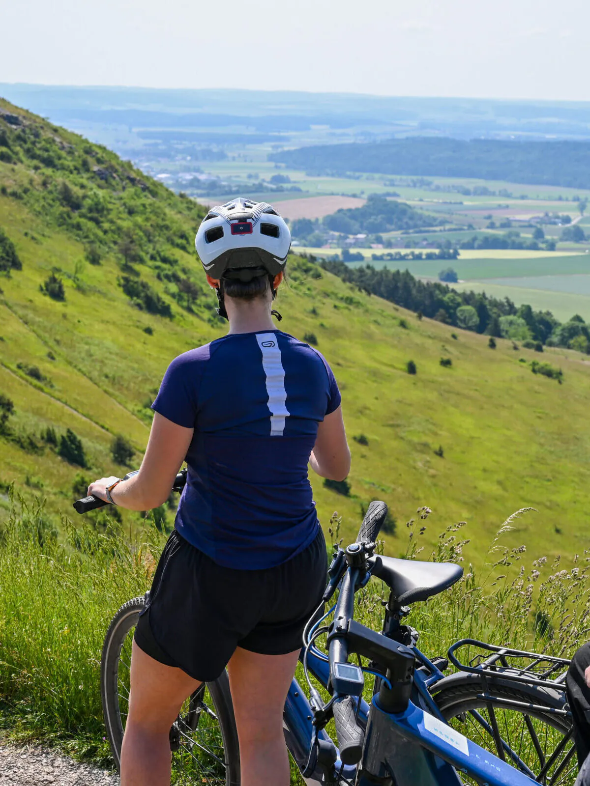 Zwei Radfahrer betrachten eine Hügellandschaft
