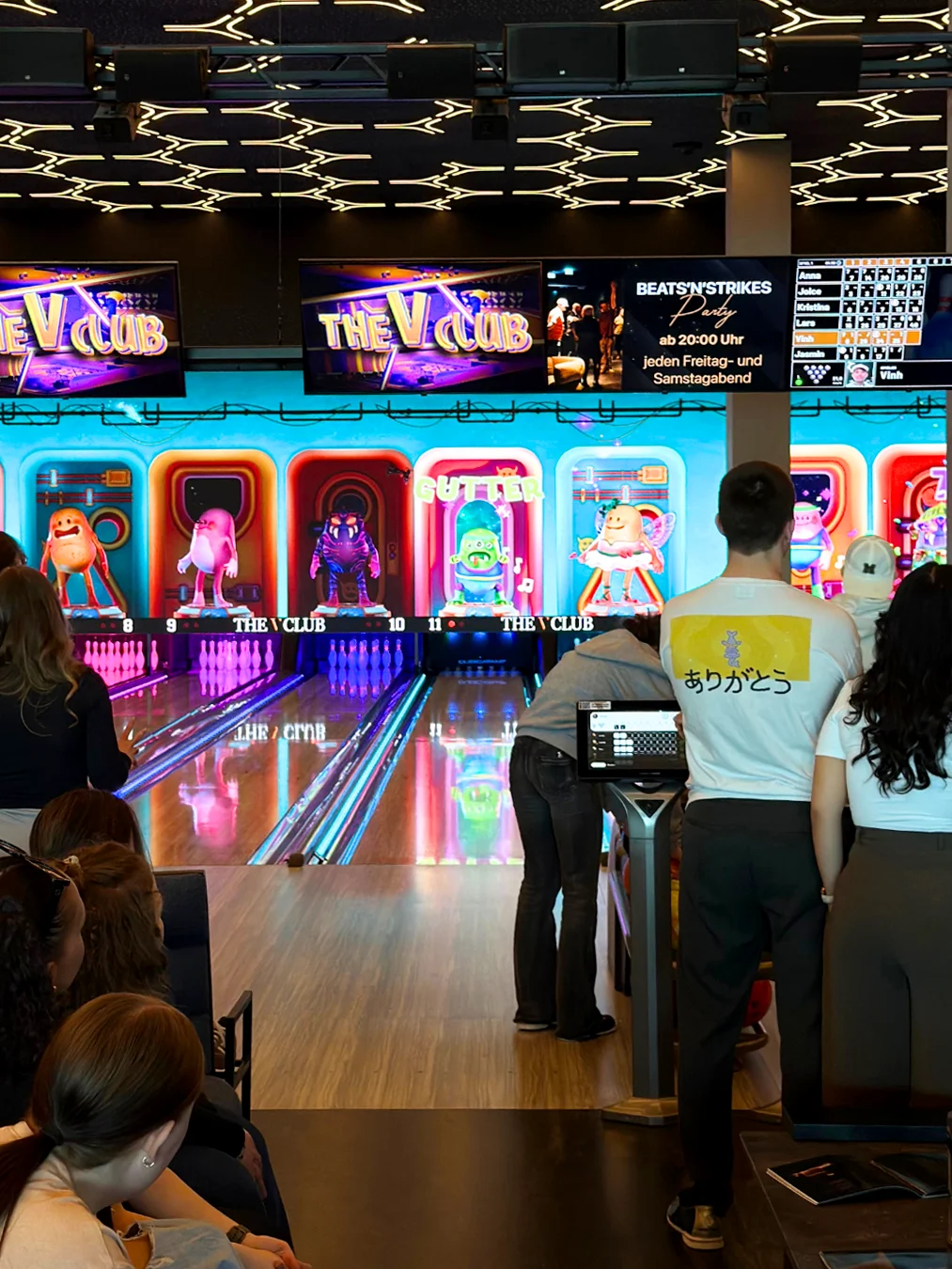 Bowlingbahn mit bunten LED-Leuchten