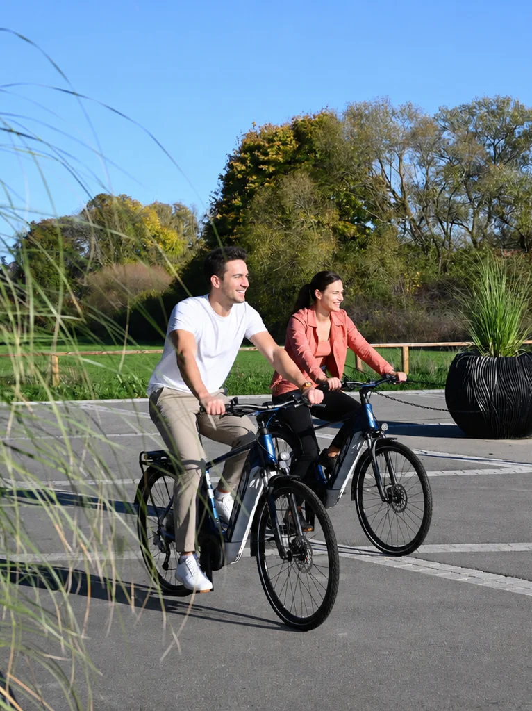 Paar fährt Fahrrad im sonnigen Park