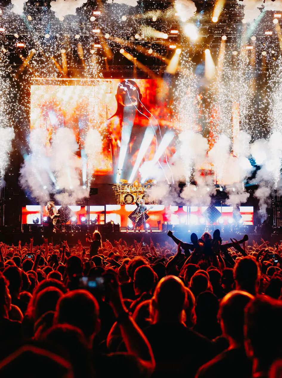 Rockkonzert mit Feuerwerk und jubelndem Publikum