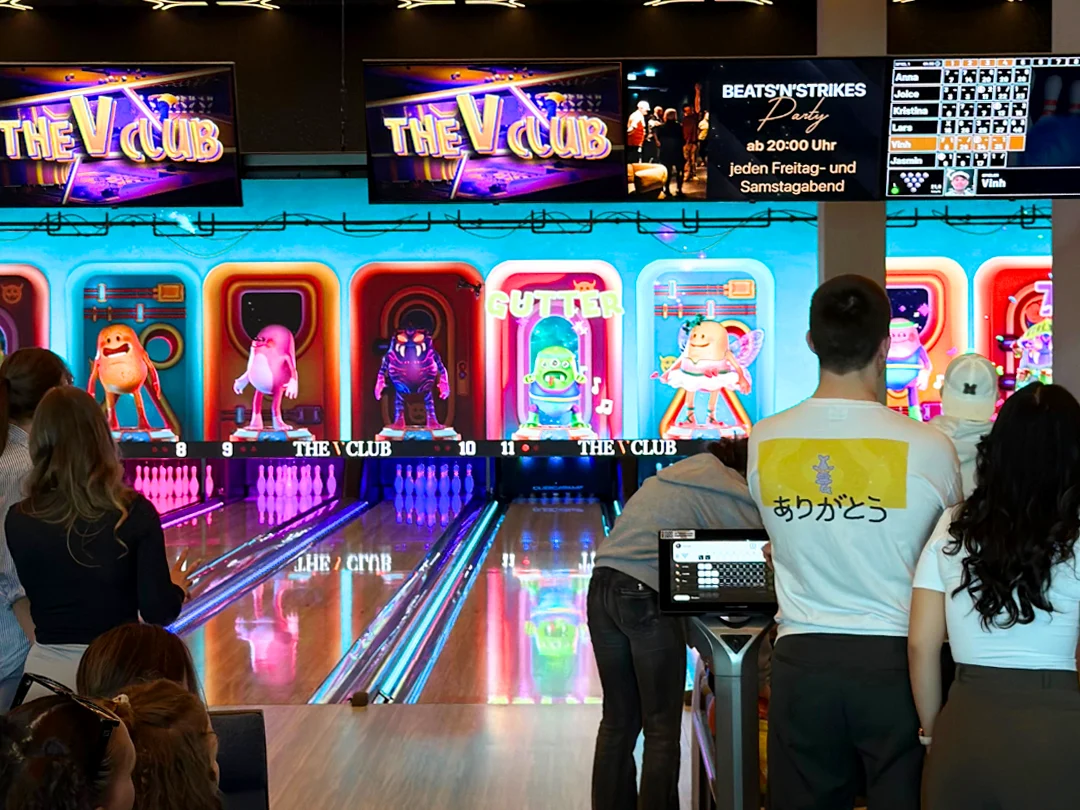 Bowlingbahn mit spielenden Leuten