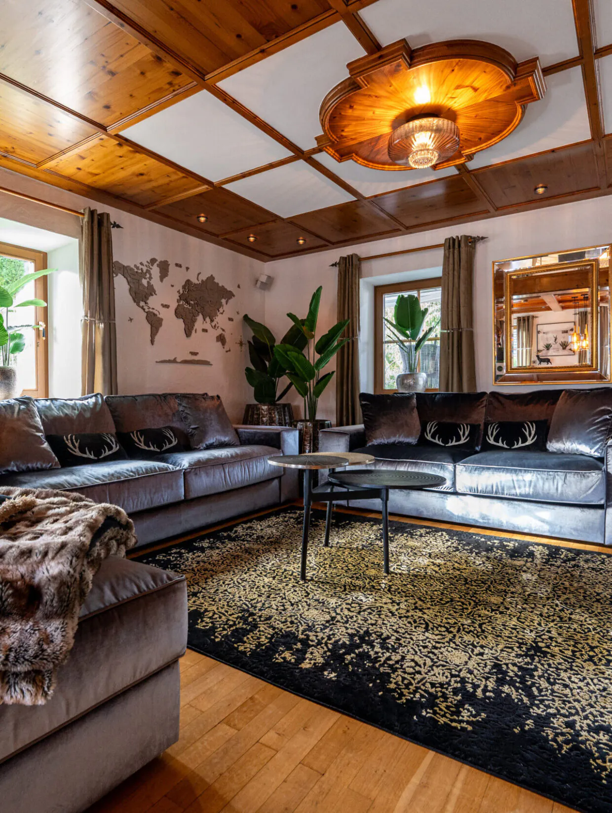 Großzügiges Wohnzimmer im Chalet Kitzbühel Grand Lodge.