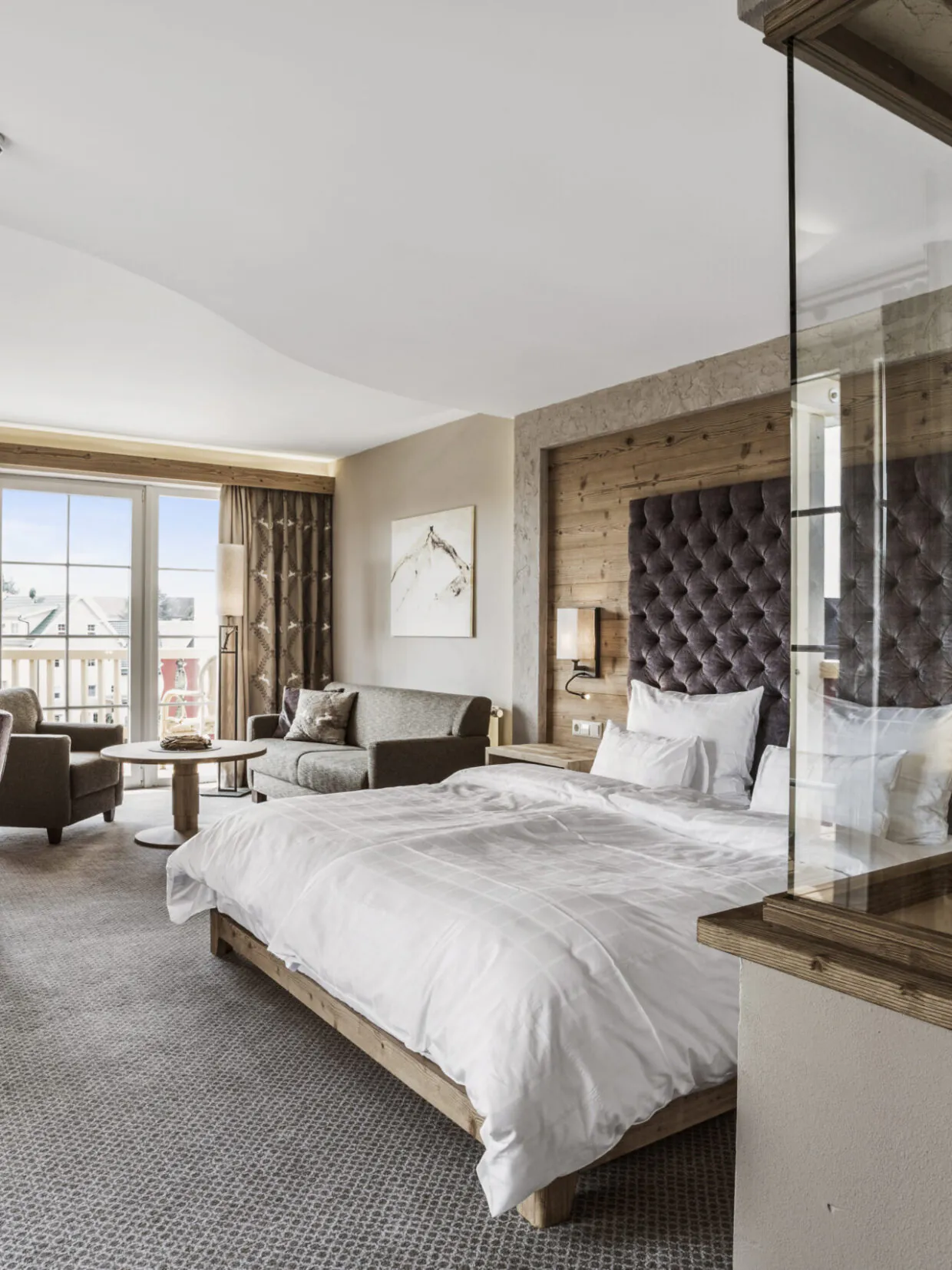 Modernes Hotelzimmer mit Balkon und Holzdetails