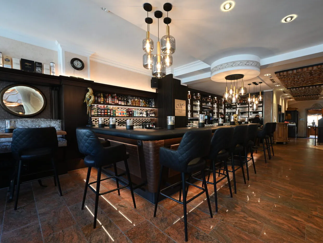 Moderne Bar mit stilvollem Interieur und Designer-Leuchten.