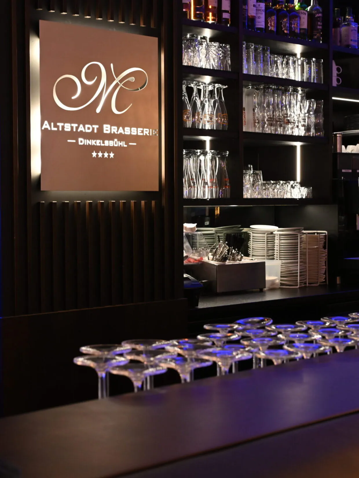 Bar-Schild und Gläserregale, Altstadt Brasserie, Dinkelsbühl.