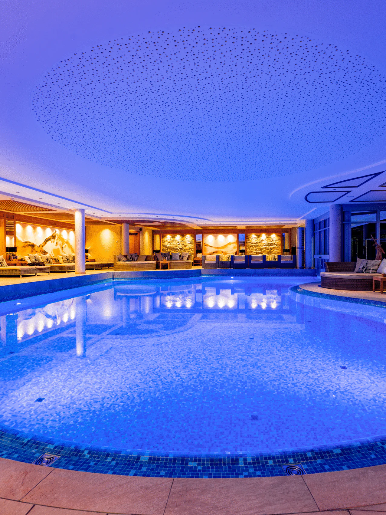 Luxuriöses beheiztes Hallenbad mit blauer Beleuchtung