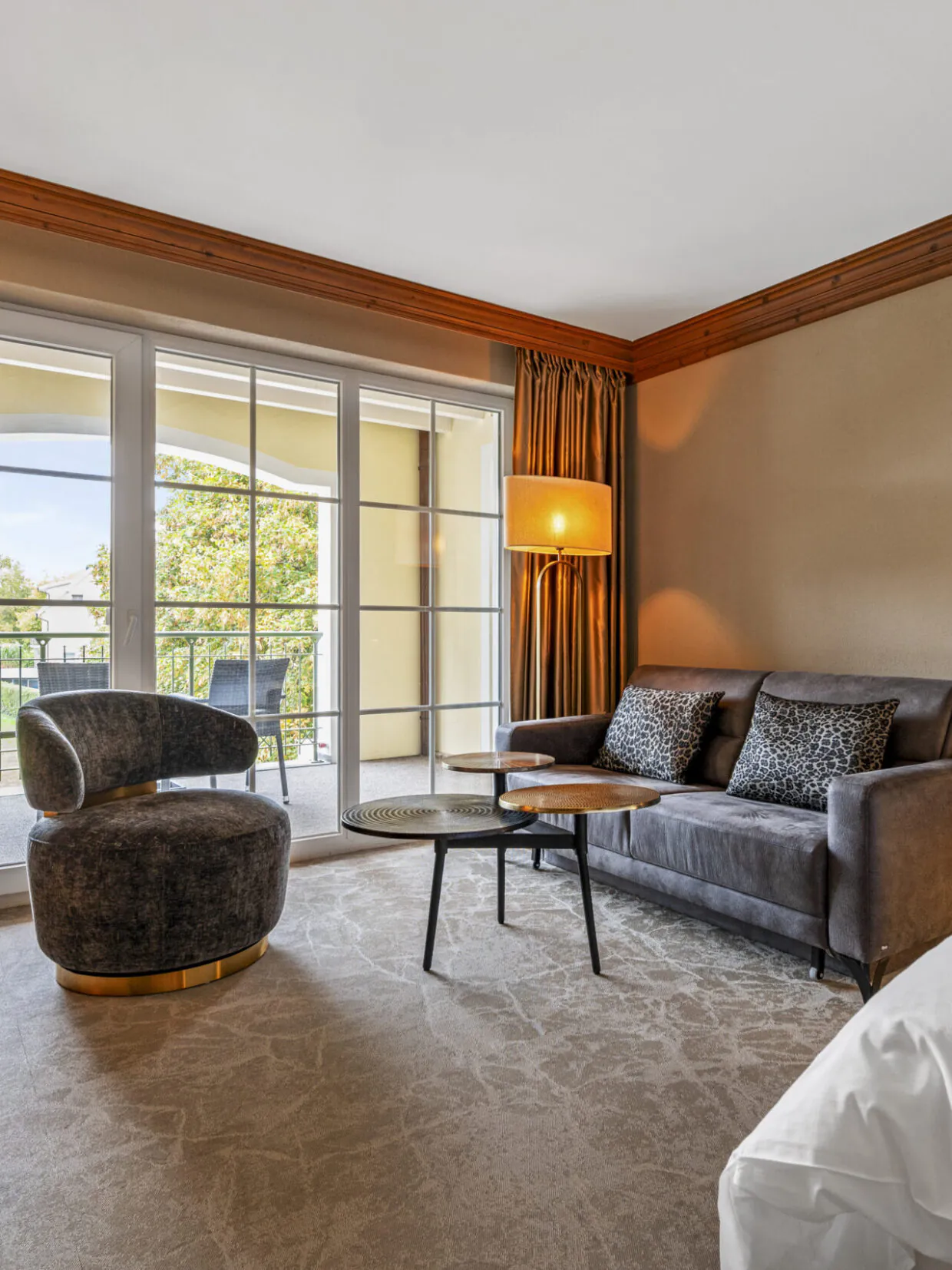 Luxuriöses Hotelzimmer mit Balkon und moderner Einrichtung.