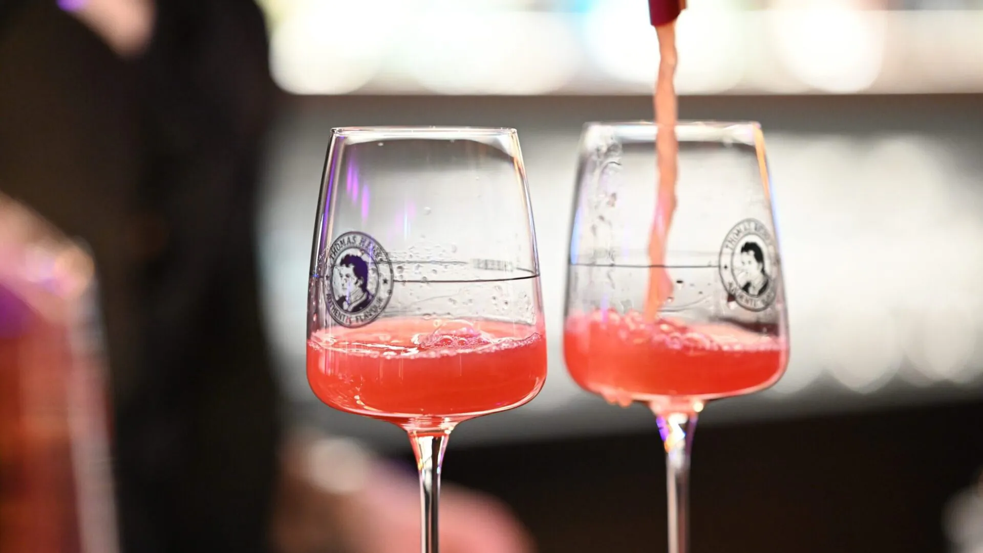 Zwei Gläser mit rosa Getränk gefüllt.