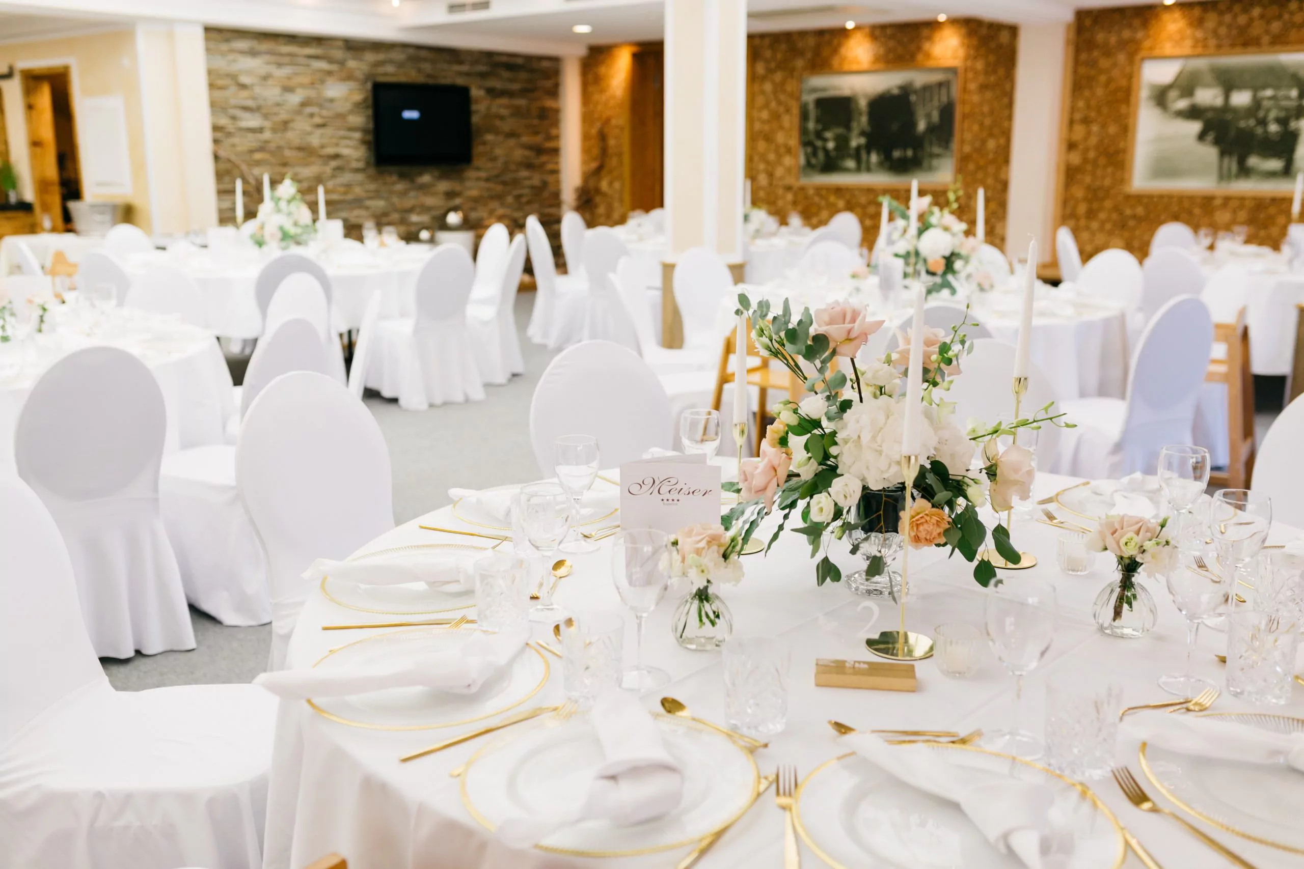 Elegante Hochzeitstischdekoration mit Blumen und Kerzen.