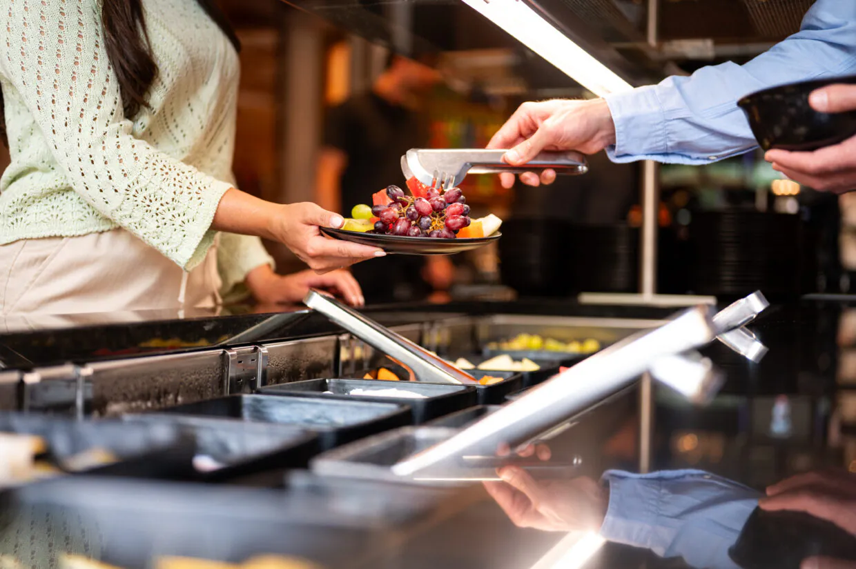 Personen servieren Lebensmittel an einem Buffet