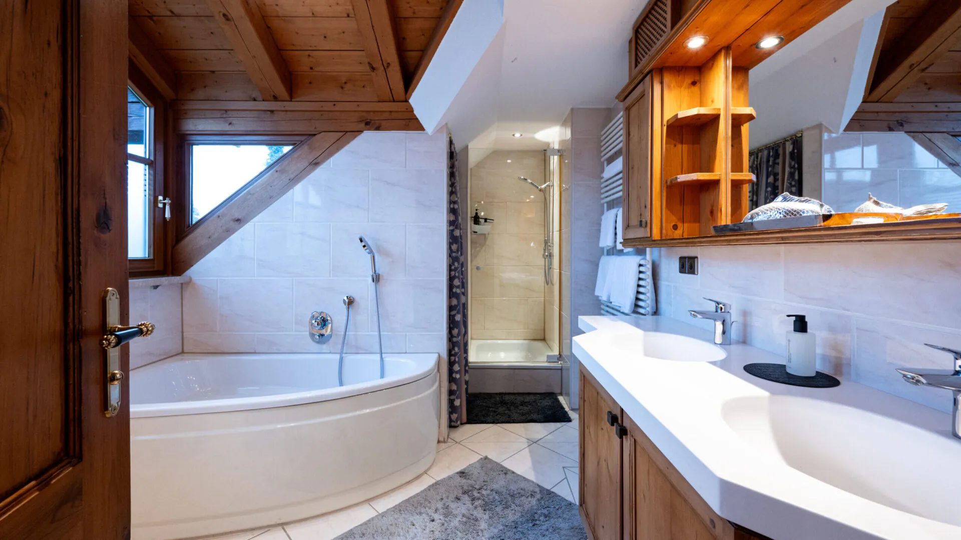 Modernes Badezimmer mit Holzdekor und Eckbadewanne.