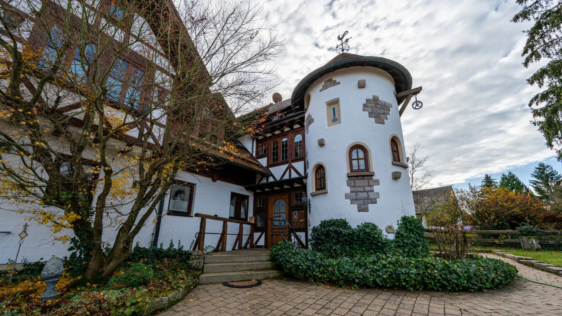 Historisches Fachwerkhaus im Herbst mit Türmchen