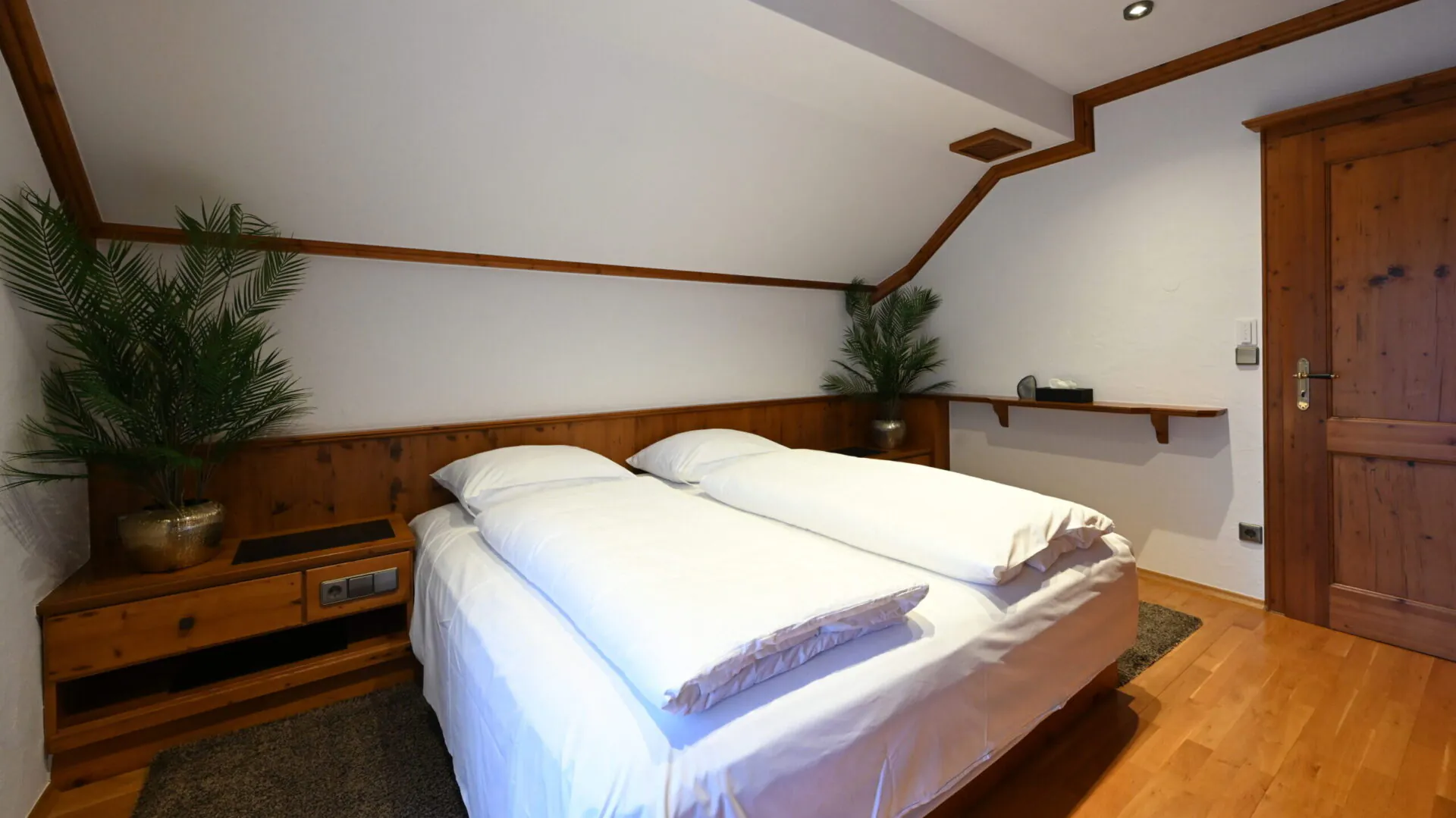 Gemütliches Schlafzimmer mit Holzmöbeln und Pflanzen