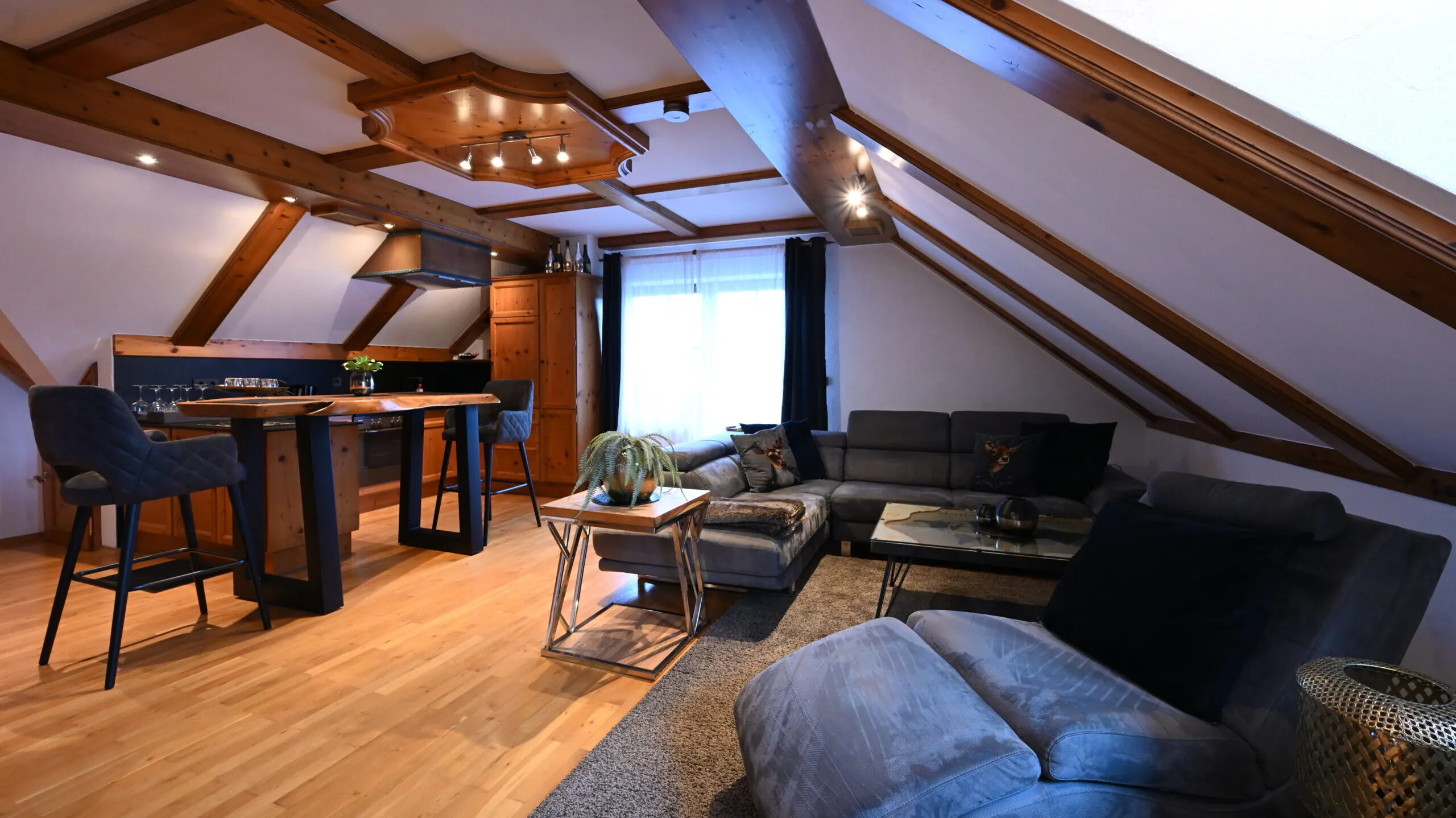 Gemütliches Wohnzimmer mit moderner Einrichtung im Dachgeschoss.