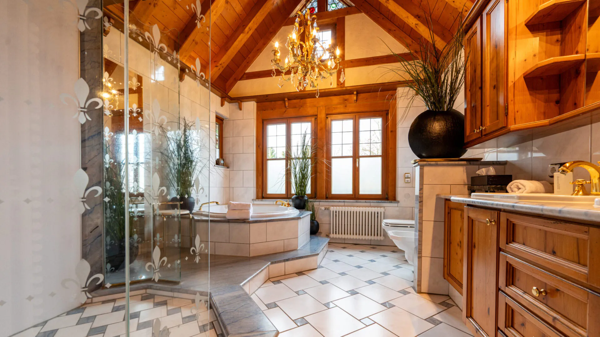 Luxuriöses Bad mit Holzakzenten und Whirlpool