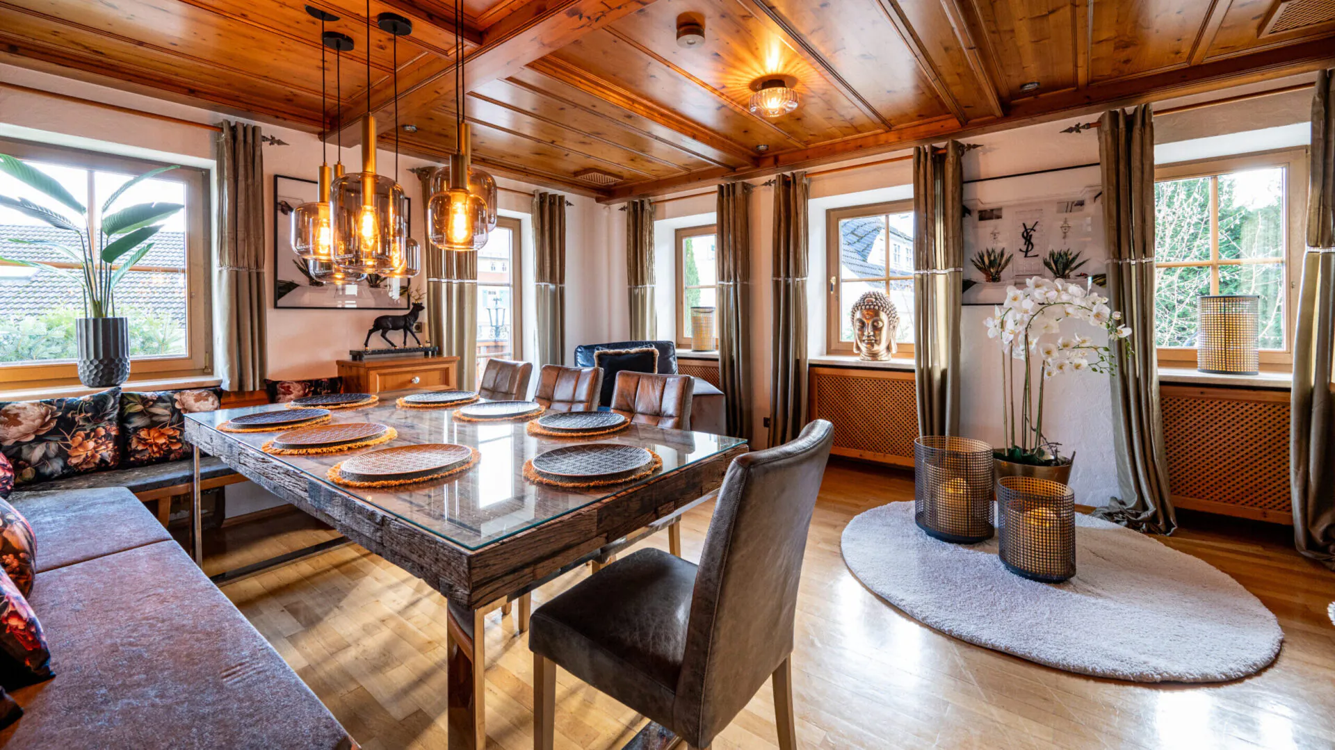 Gemütliches Esszimmer mit Holztisch und Dekorationen.