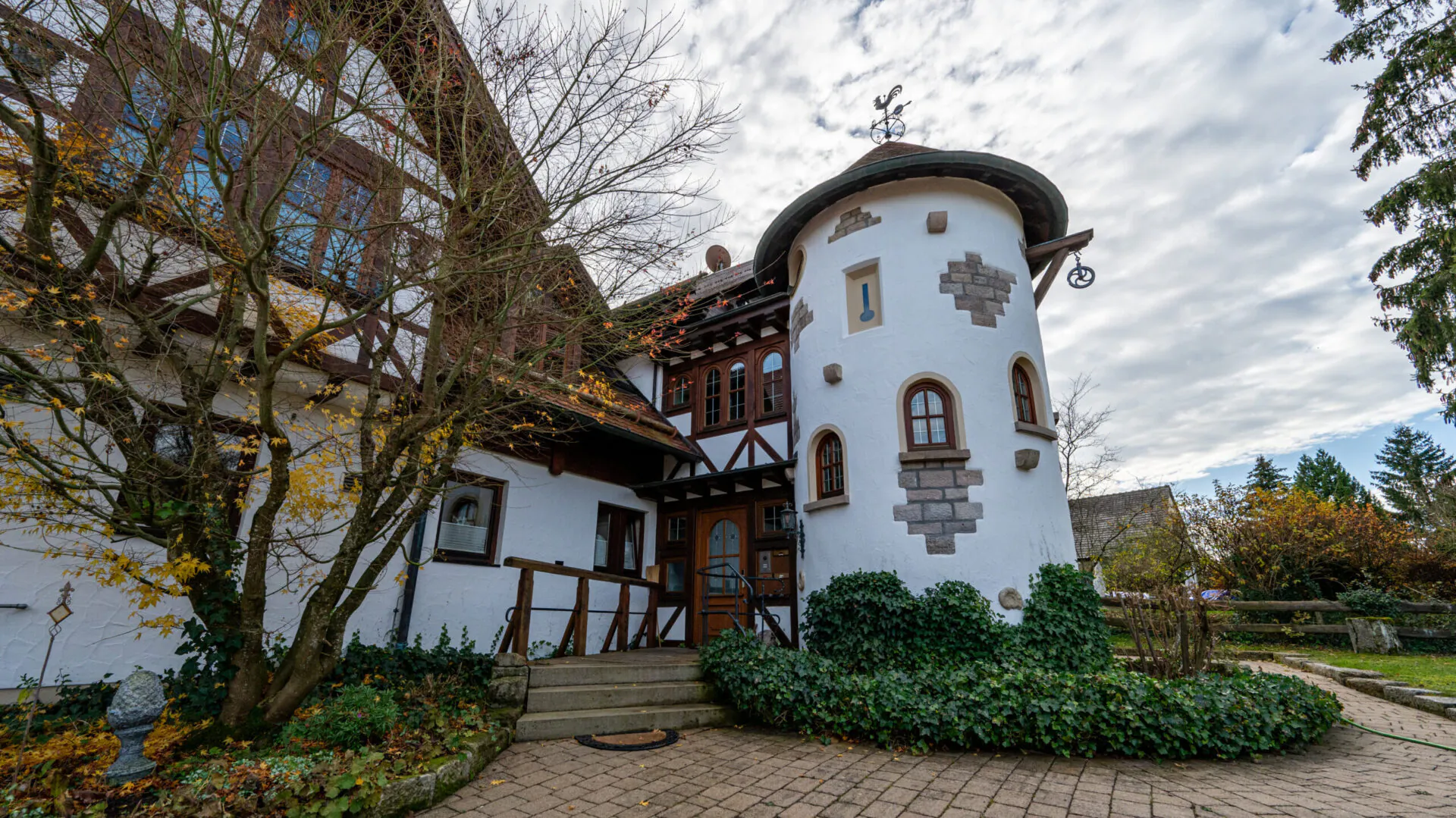 Traditionelles Fachwerkhaus mit Turm und Garten