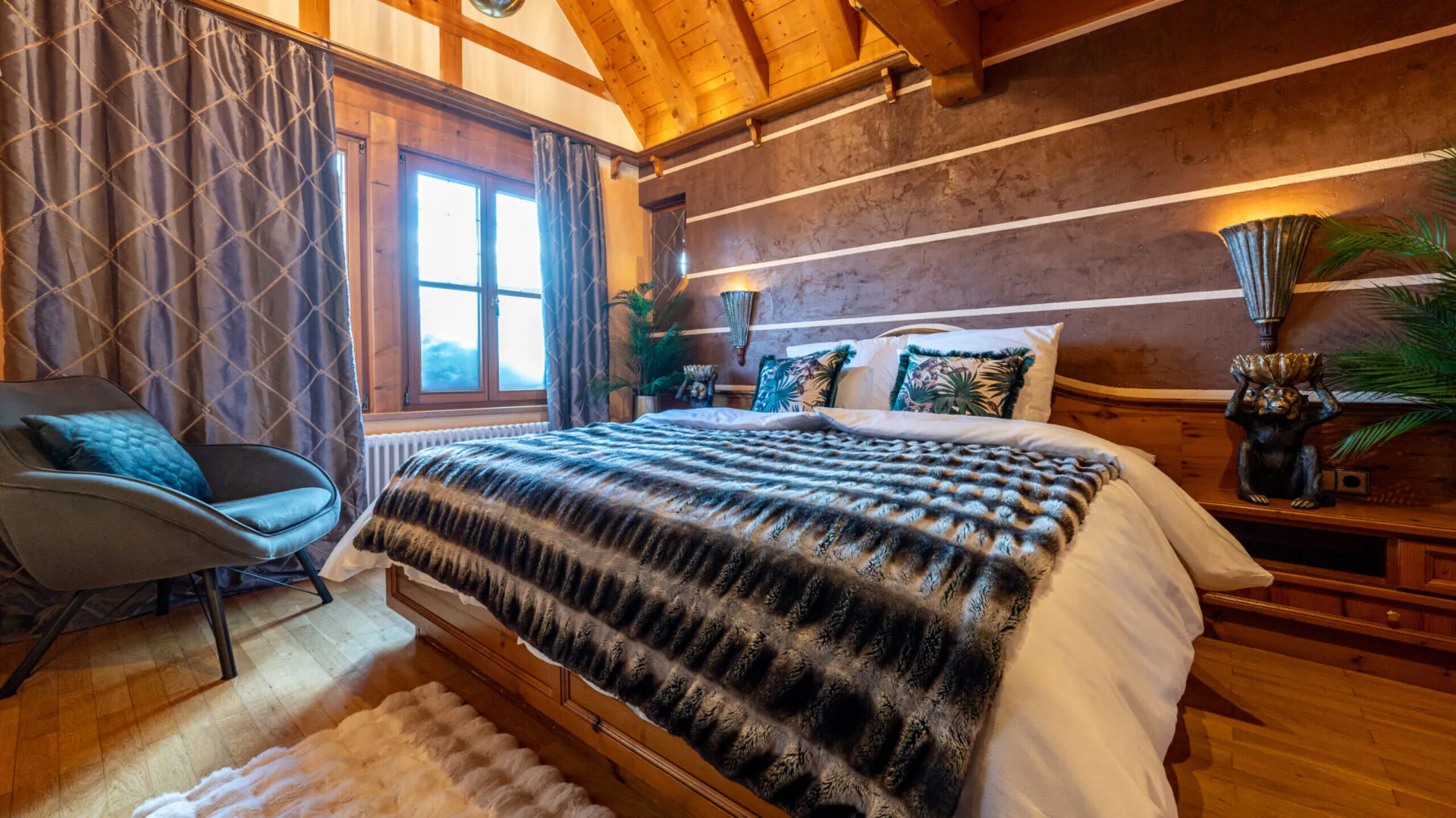 Gemütliches Schlafzimmer mit rustikalem Dekor und Holzbalken.