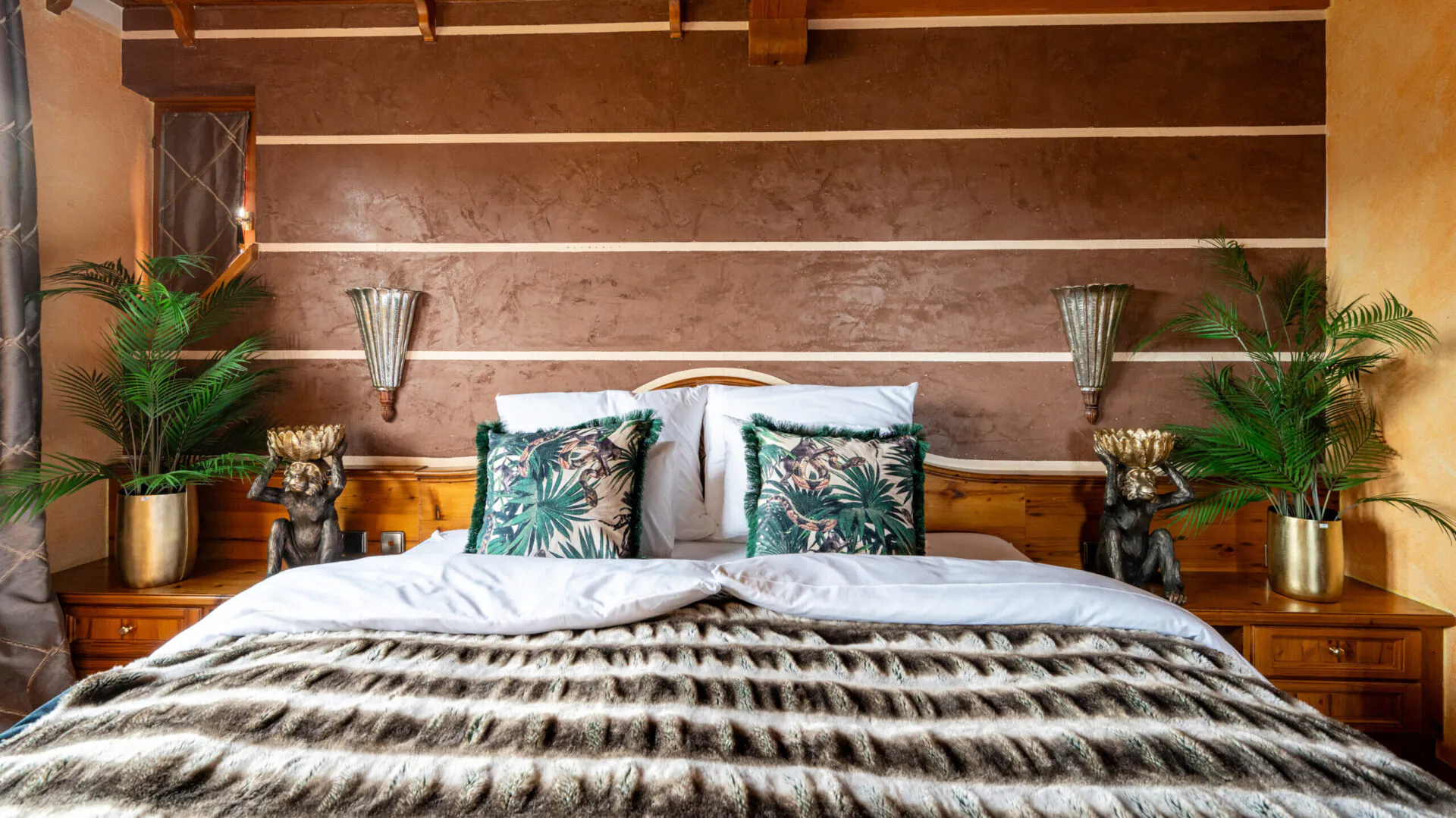 Elegantes Schlafzimmer mit Pflanzen und dekorativen Elementen