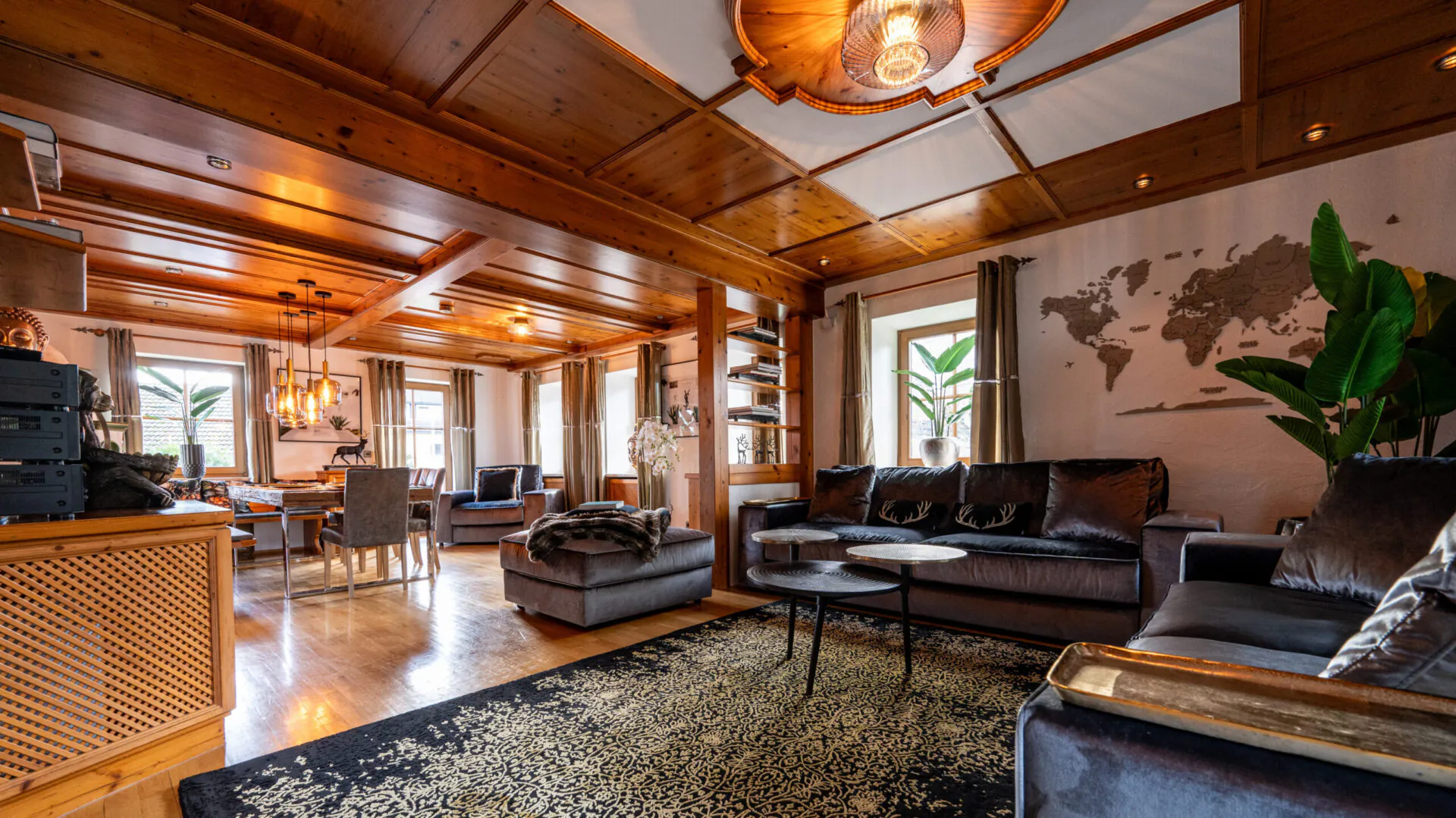 Gemütliches Wohnzimmer mit Holzelementen und Weltkarte.