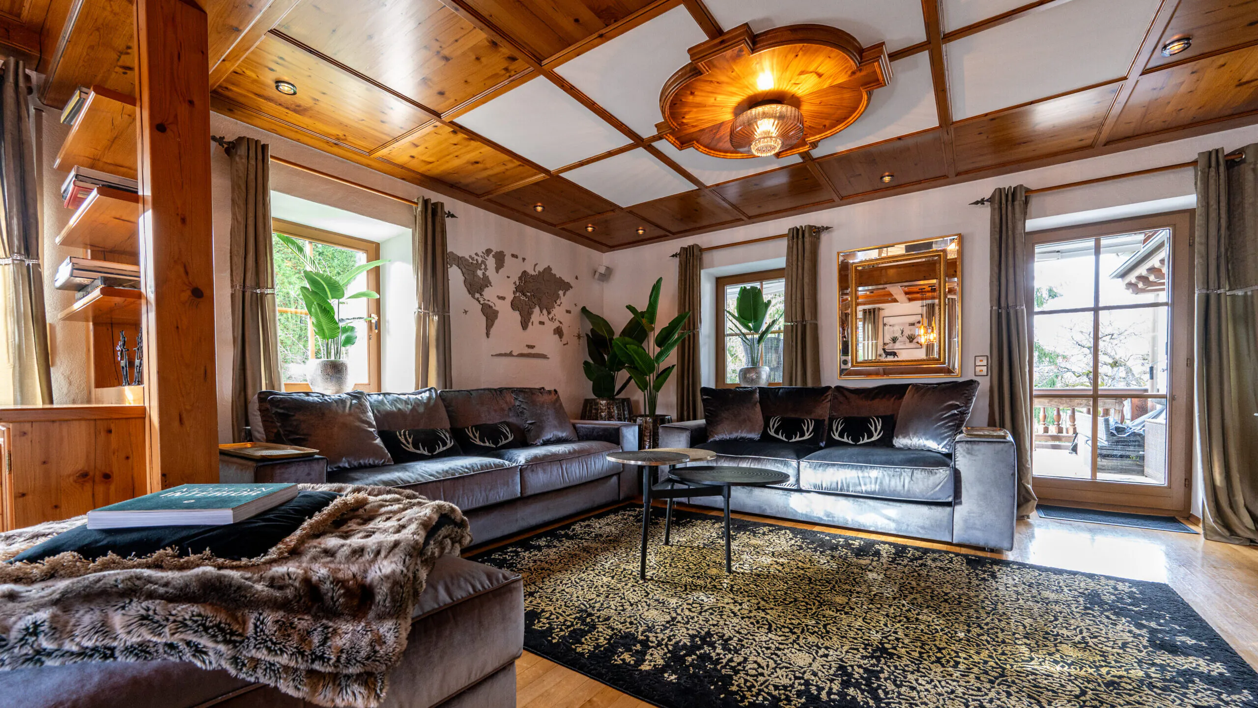 Gemütliches Wohnzimmer mit zwei großen Sofas und Pflanzen.