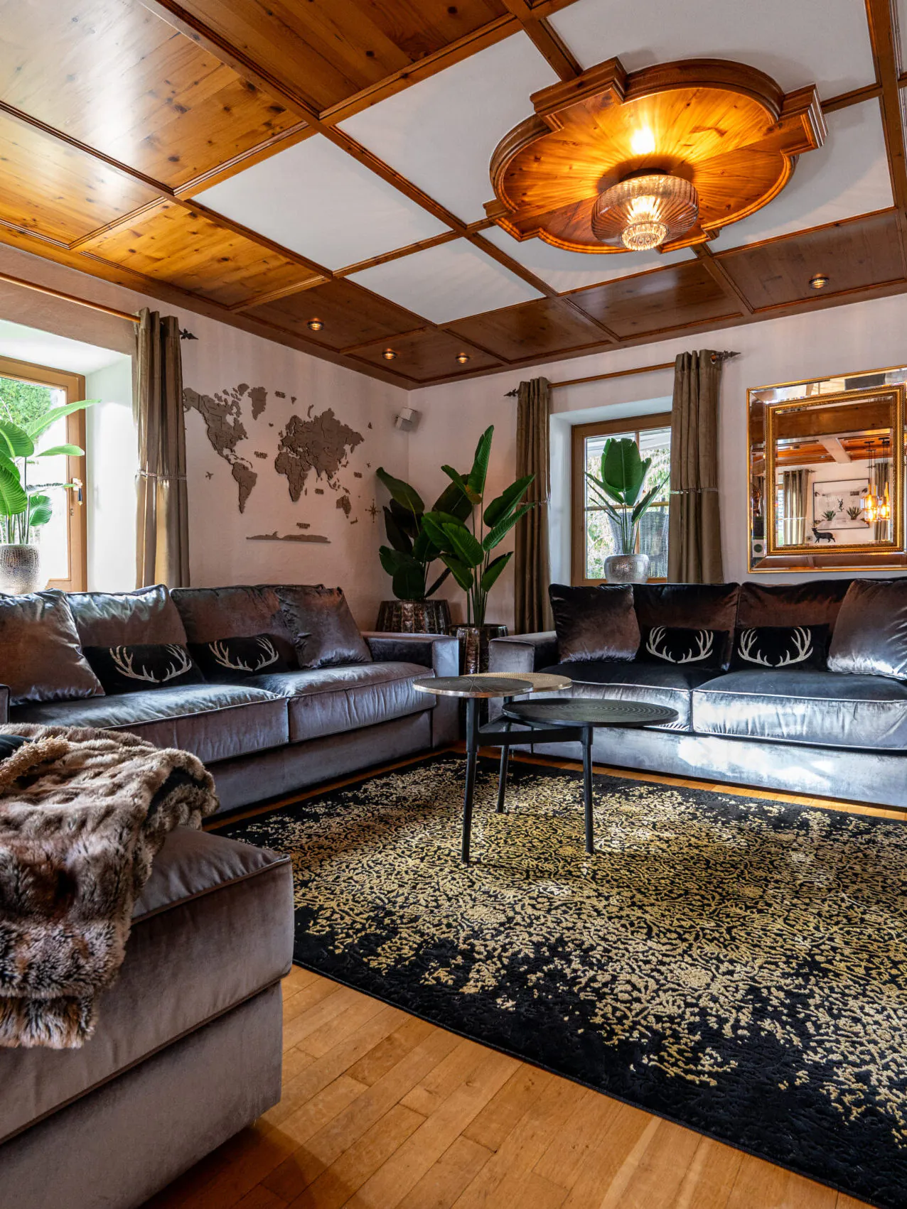 Gemütliches Wohnzimmer mit zwei großen Sofas und Pflanzen.