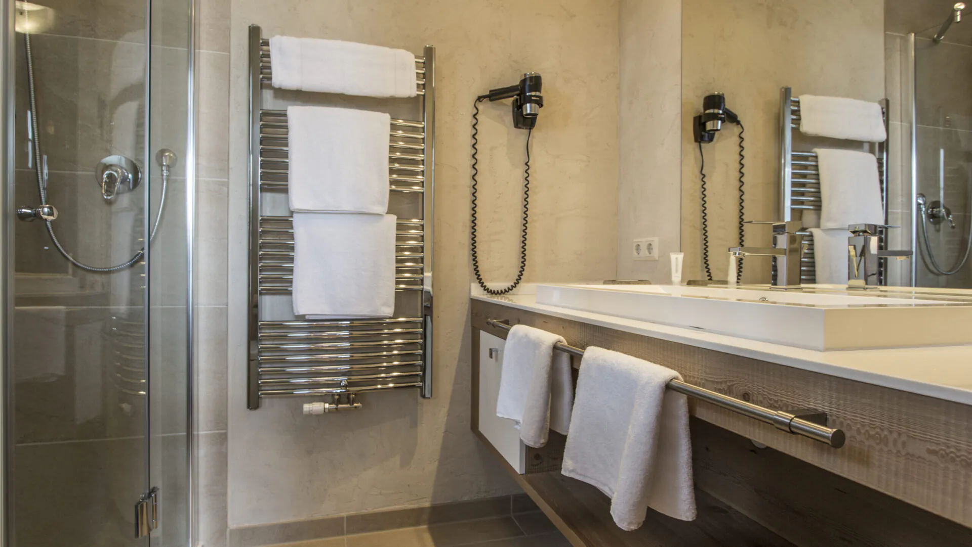 Modernes Badezimmer mit Handtuchhaltern und Fön