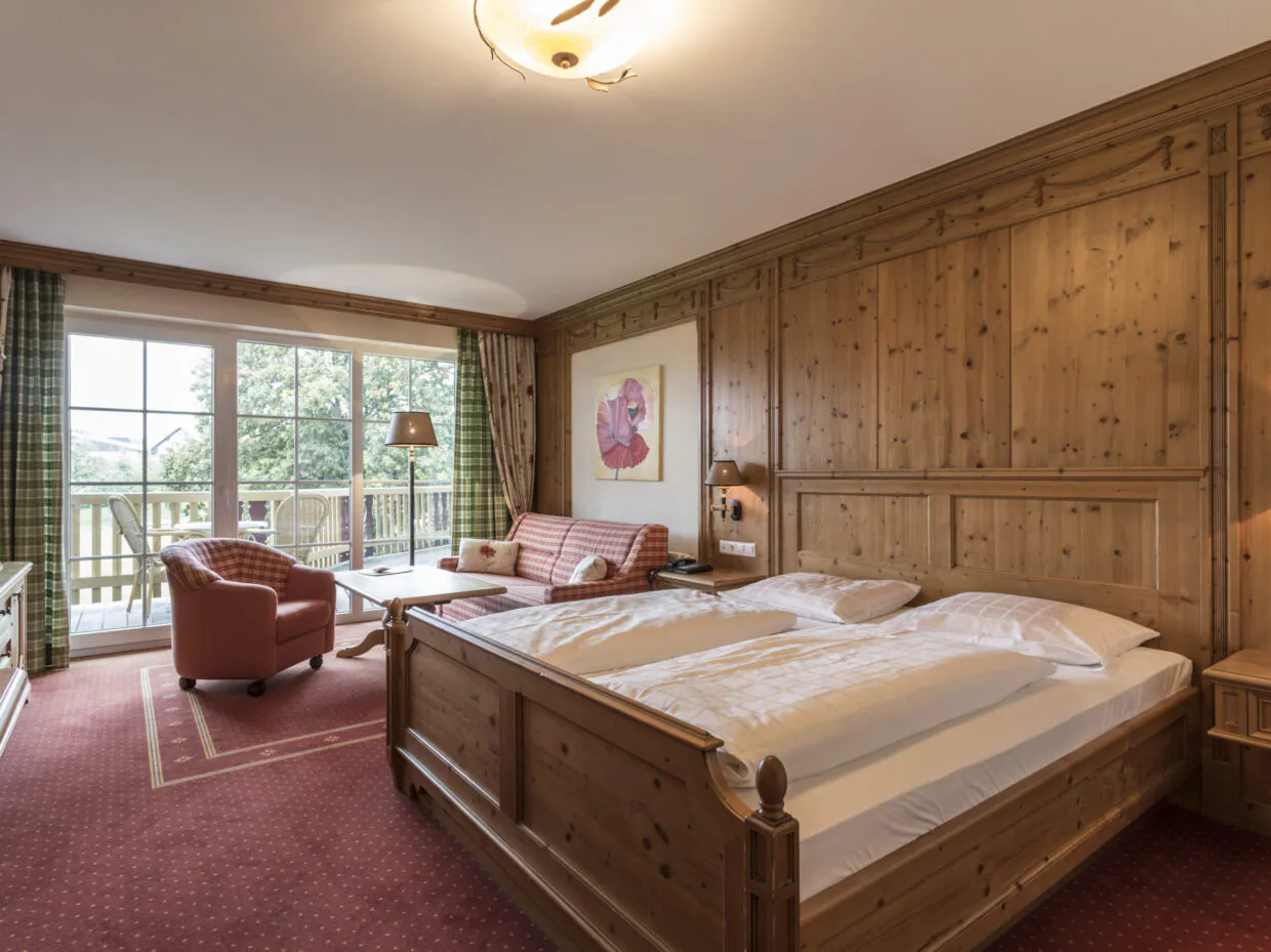 Gemütliches Comfort Zimmer im Landhausstil mit Balkon und Blick auf den Garten