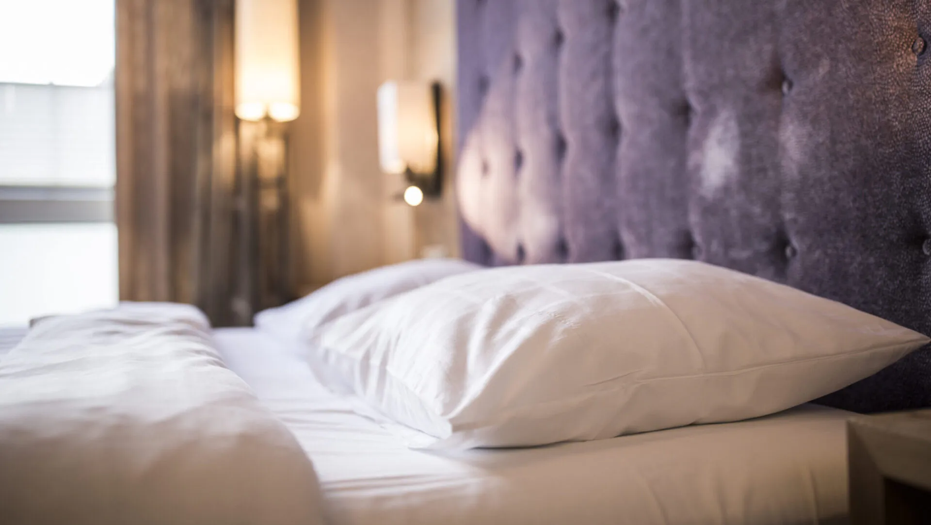 Gemütliches Bett mit Kopfteil und Kissen