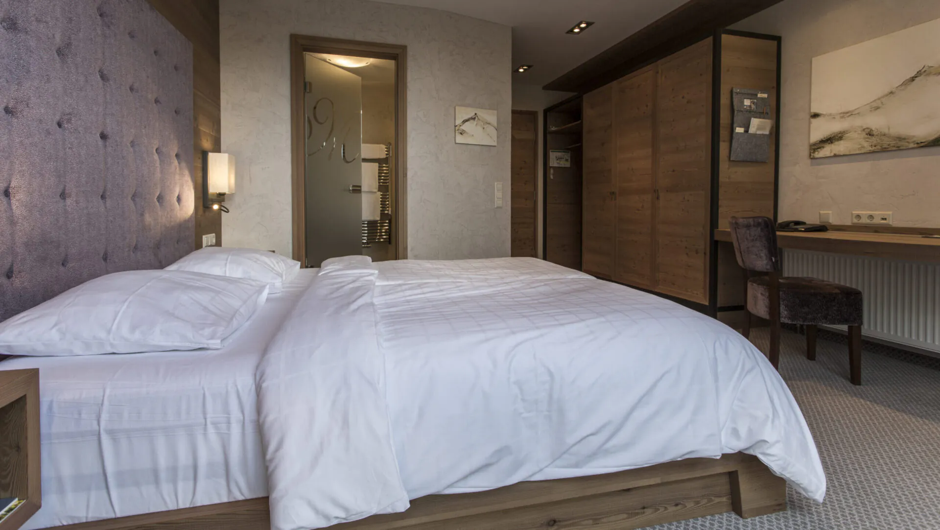 Modernes Hotelzimmer mit Doppelbett und Schreibtisch