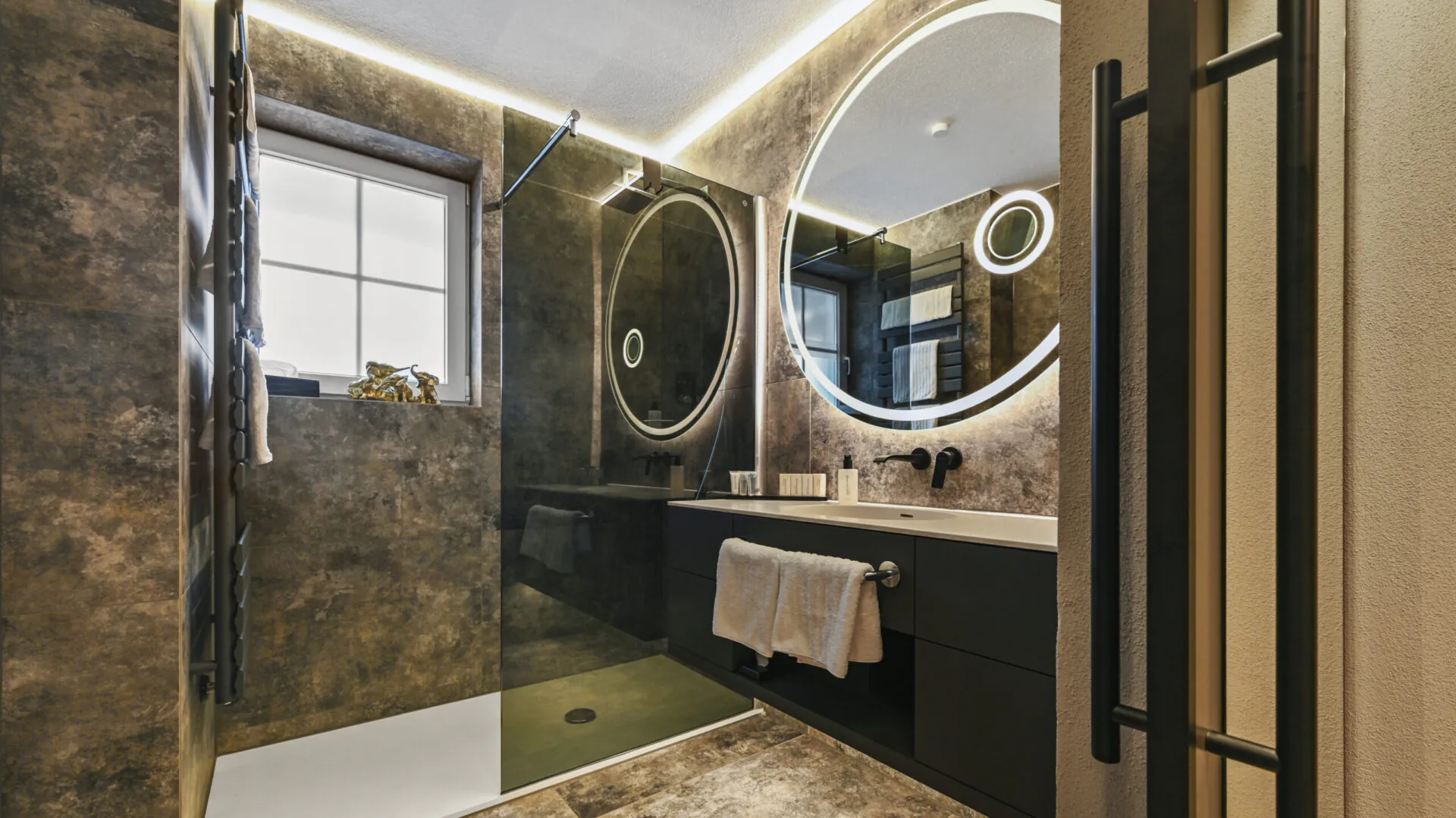 Modernes Badezimmer mit großem Spiegel und Dusche.