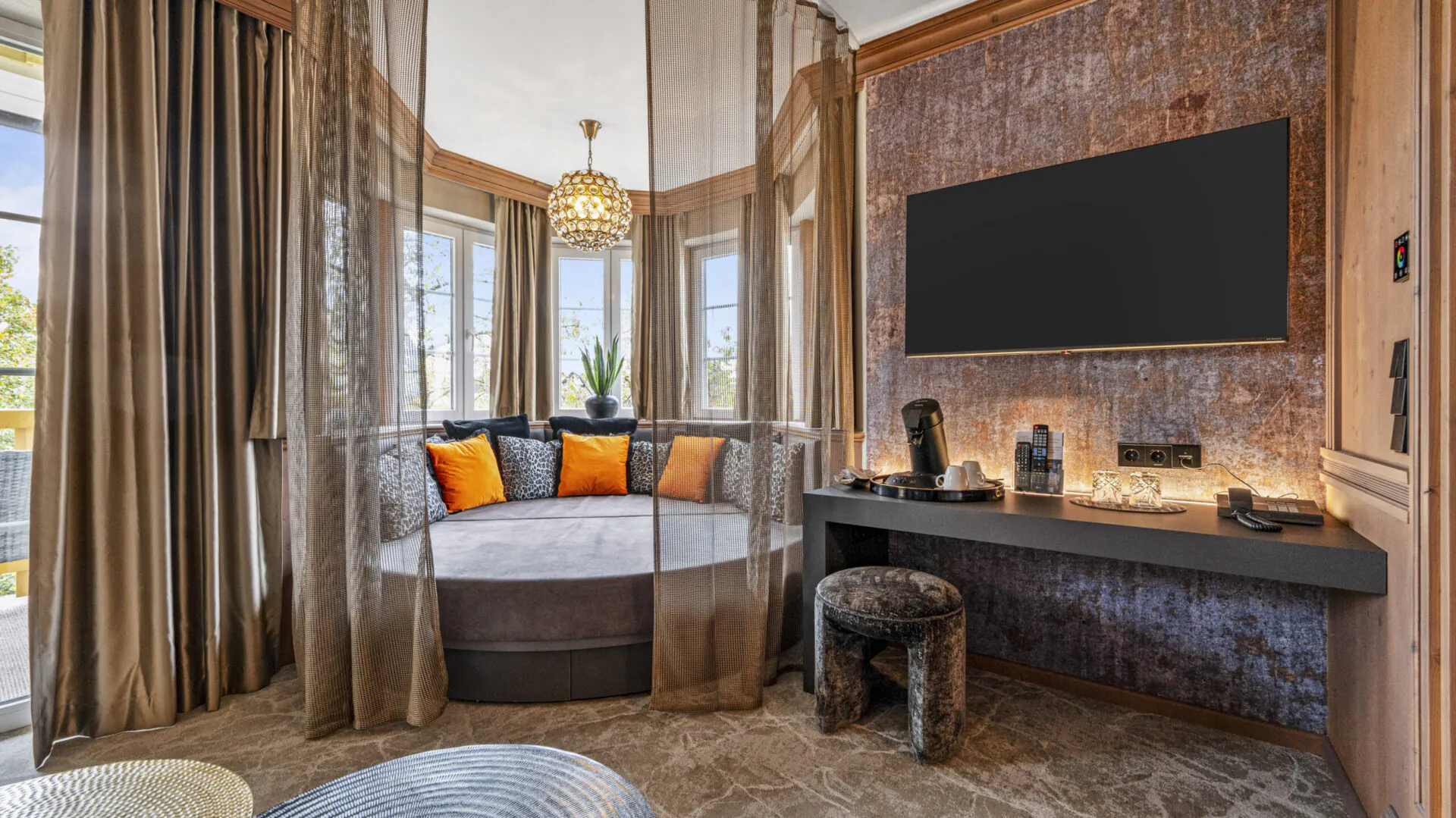 Modernes Wohnzimmer mit Sofa, Kissen und Fernseher.