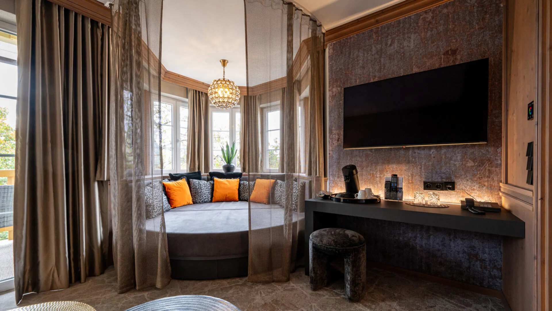 Modernes Wohnzimmer mit Sofa und Fernseher