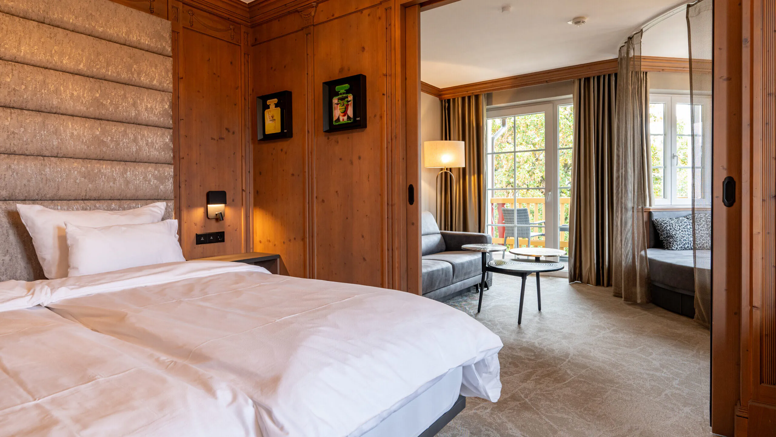Gemütliches Hotelzimmer mit Balkonblick und Holzdekor.