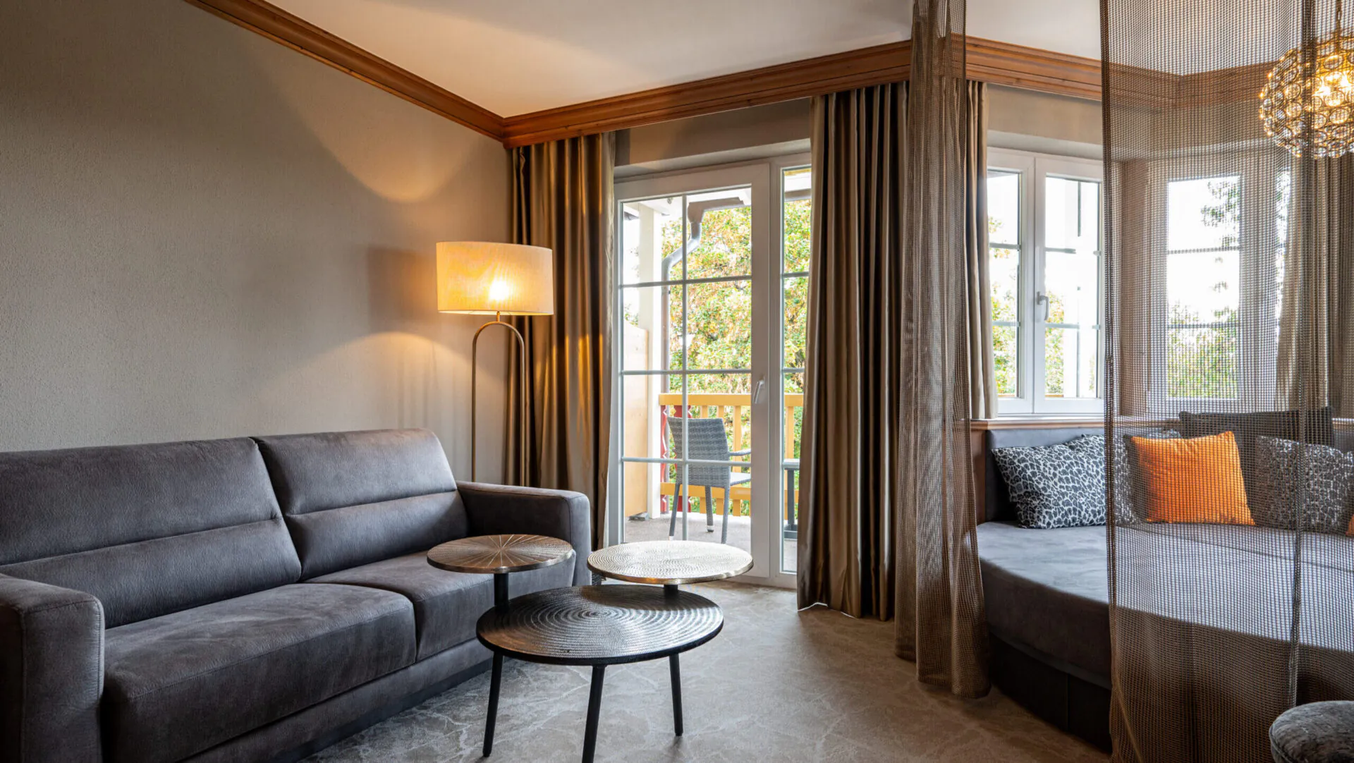 Modernes Wohnzimmer mit Sofa und Balkonaussicht