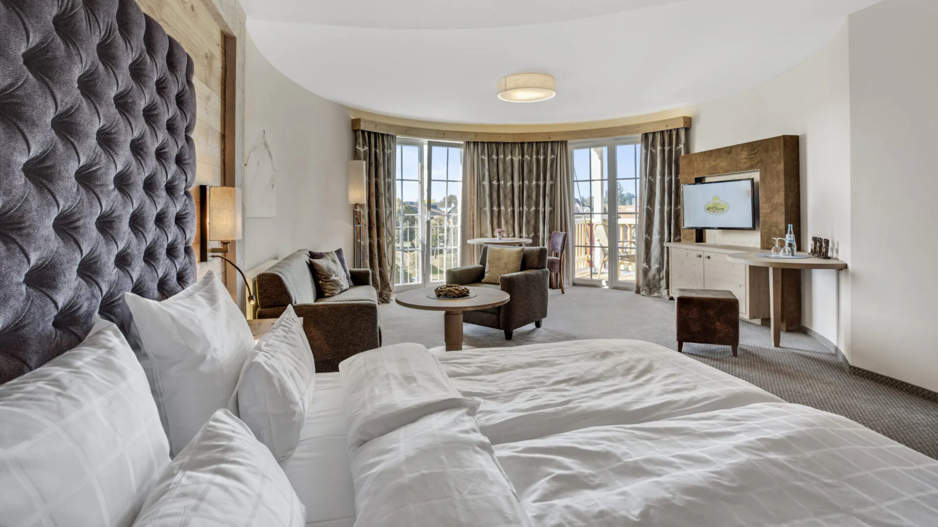 Luxuriöses Hotelzimmer mit Balkonansicht