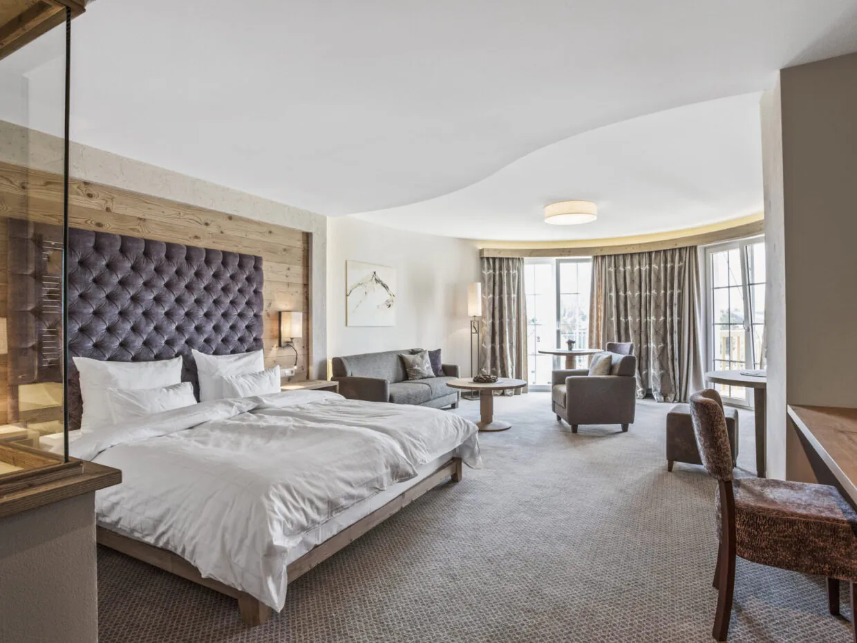 Geräumiges Hotelzimmer mit moderner Einrichtung und Aussicht.