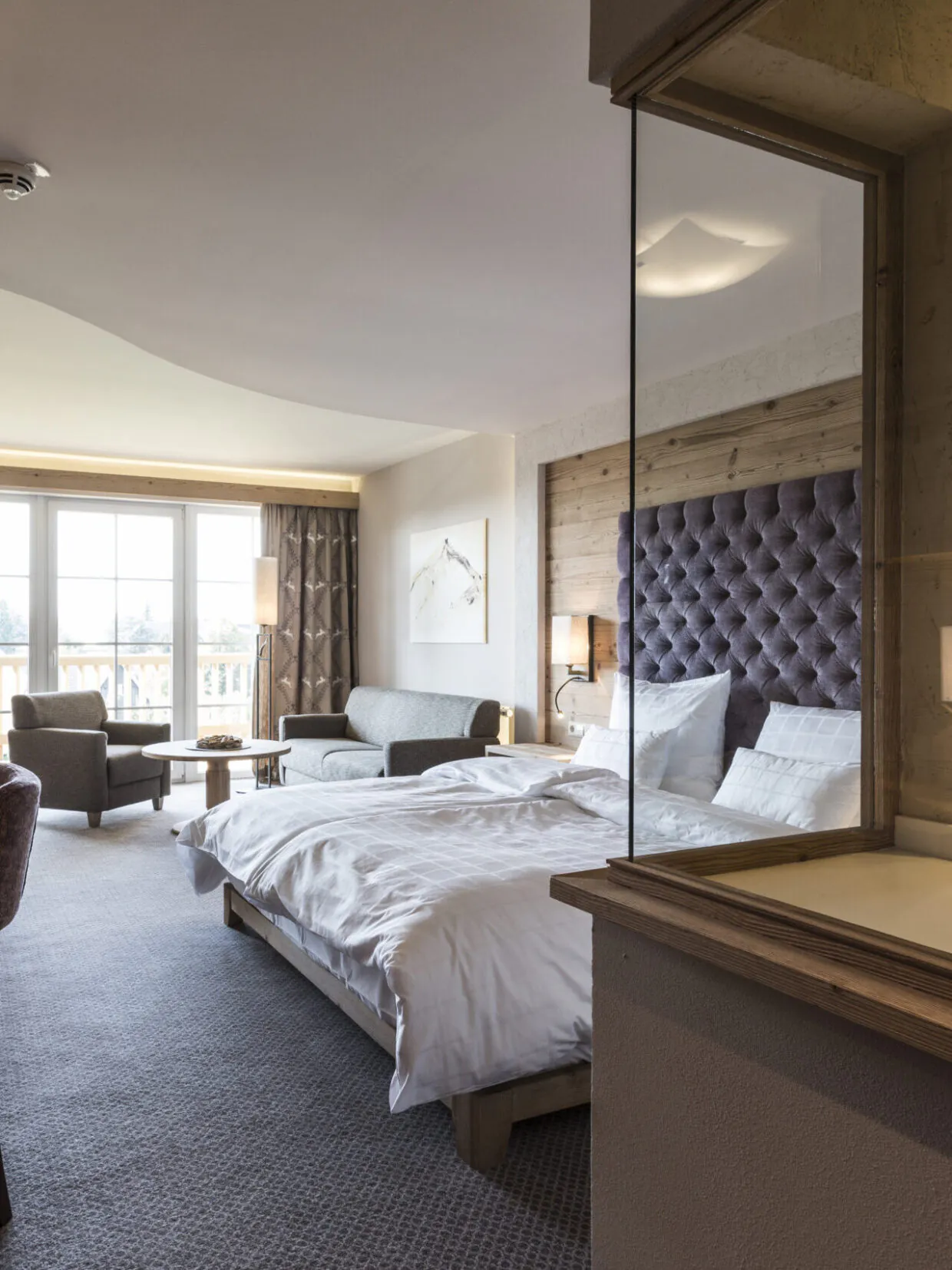 Junior Suite Superior mit Balkon mit großzügigem Wohnbereich, Schreibtisch und Südbalkonblick in der Nähe von Dinkelsbühl