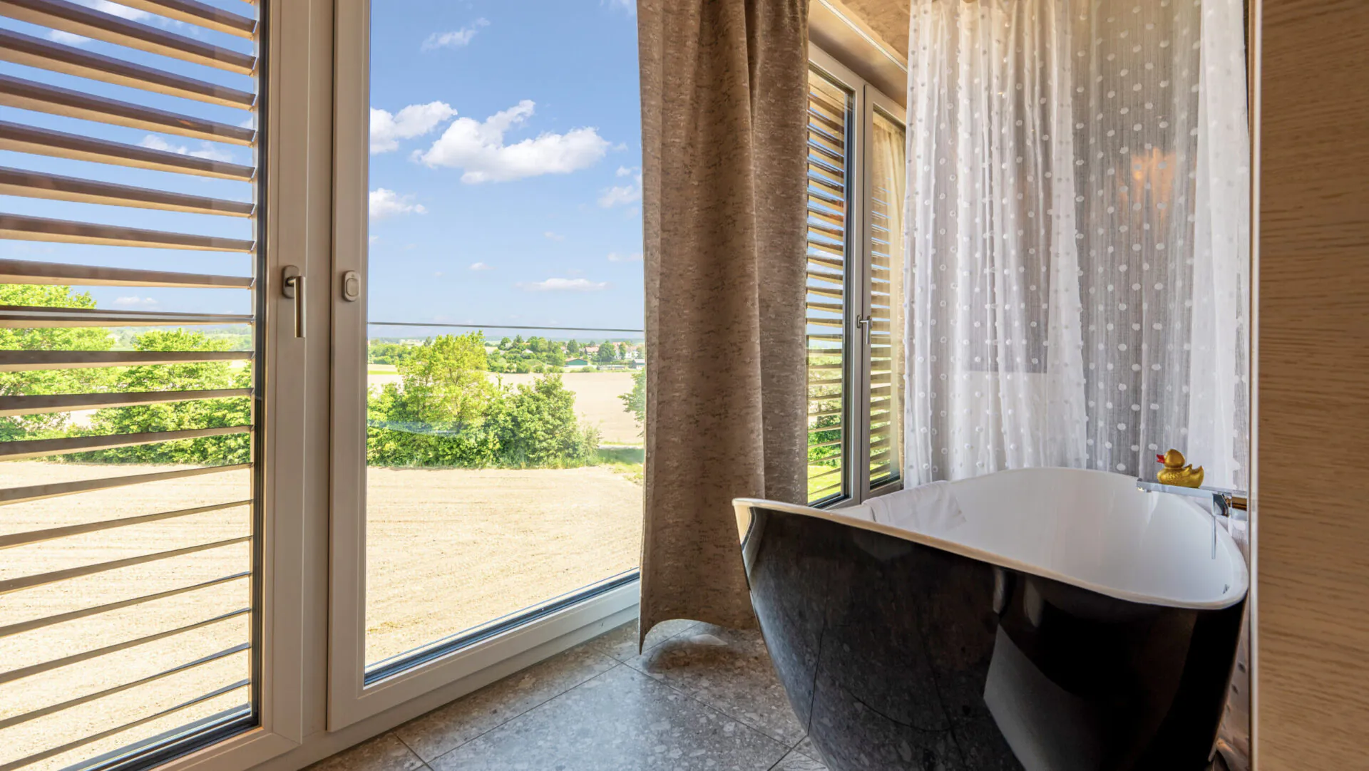 meiser design hotel junior suite deluxe badewanne ausblick dinkelsbuehl hero