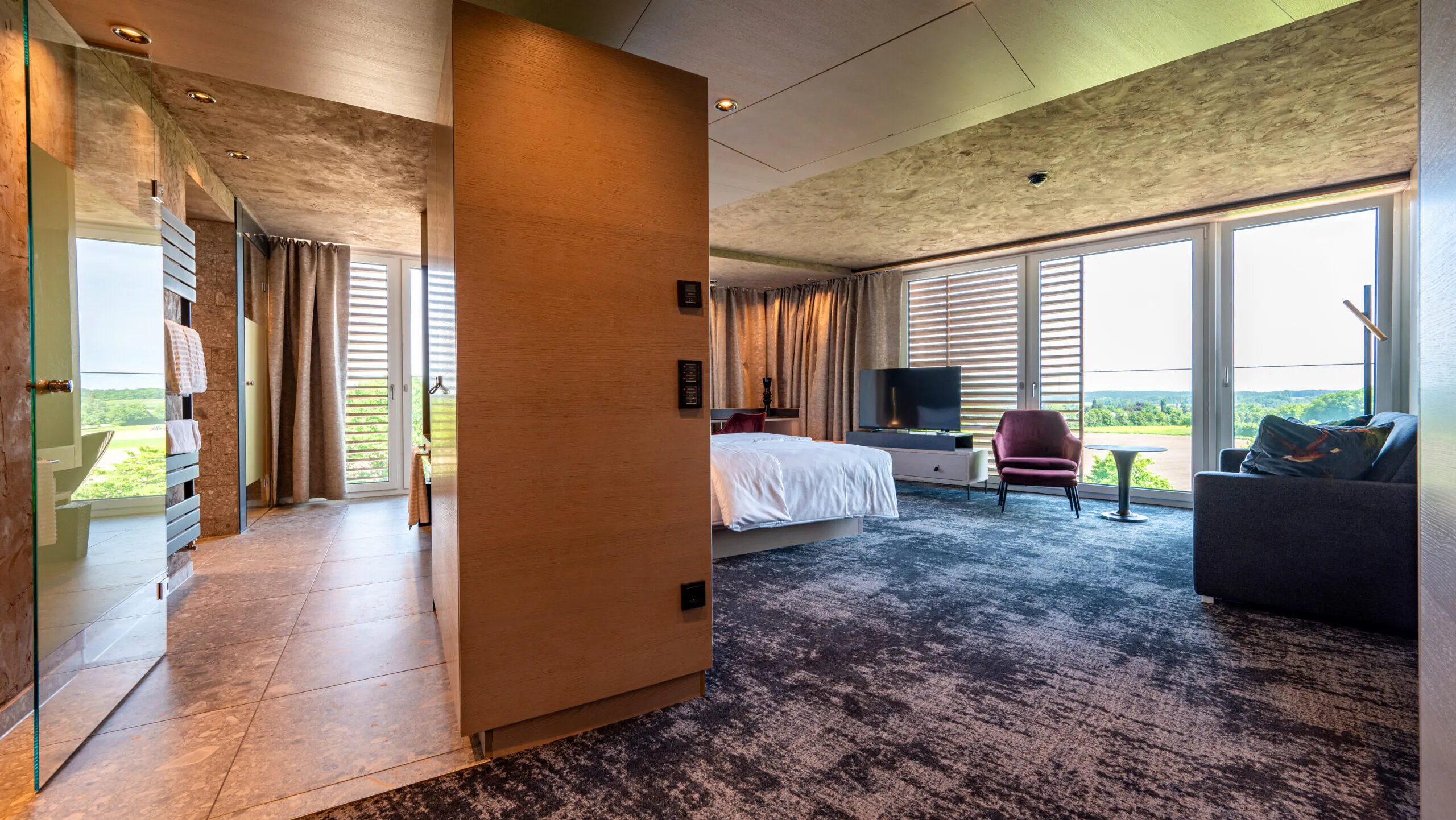 Modernes Hotelzimmer mit Panoramablick.