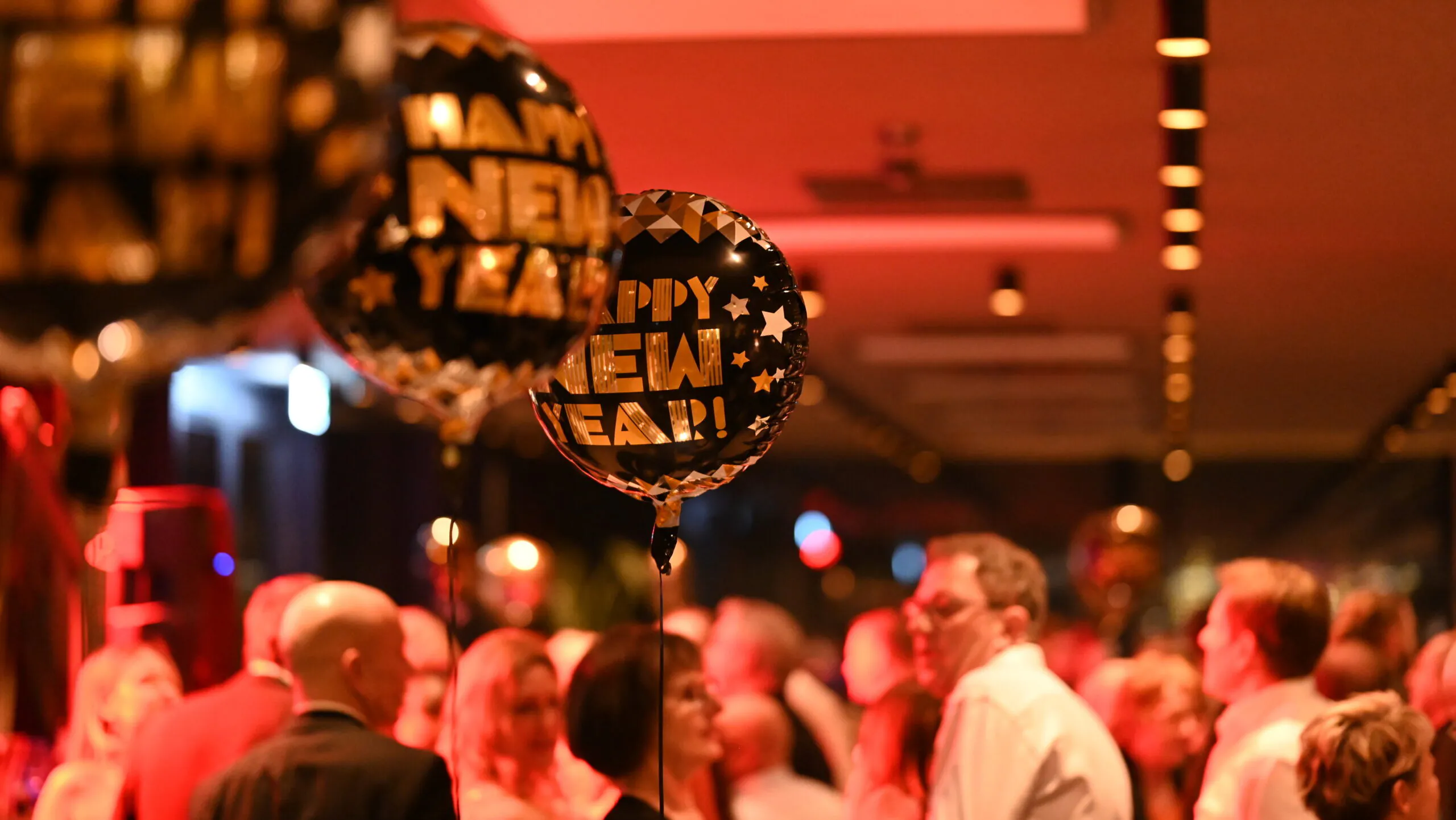 Neujahrsparty mit Luftballons und Menschenmenge